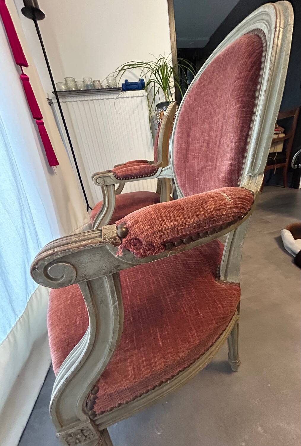 2 Louis XV style armchairs in wood and old pink velvet
