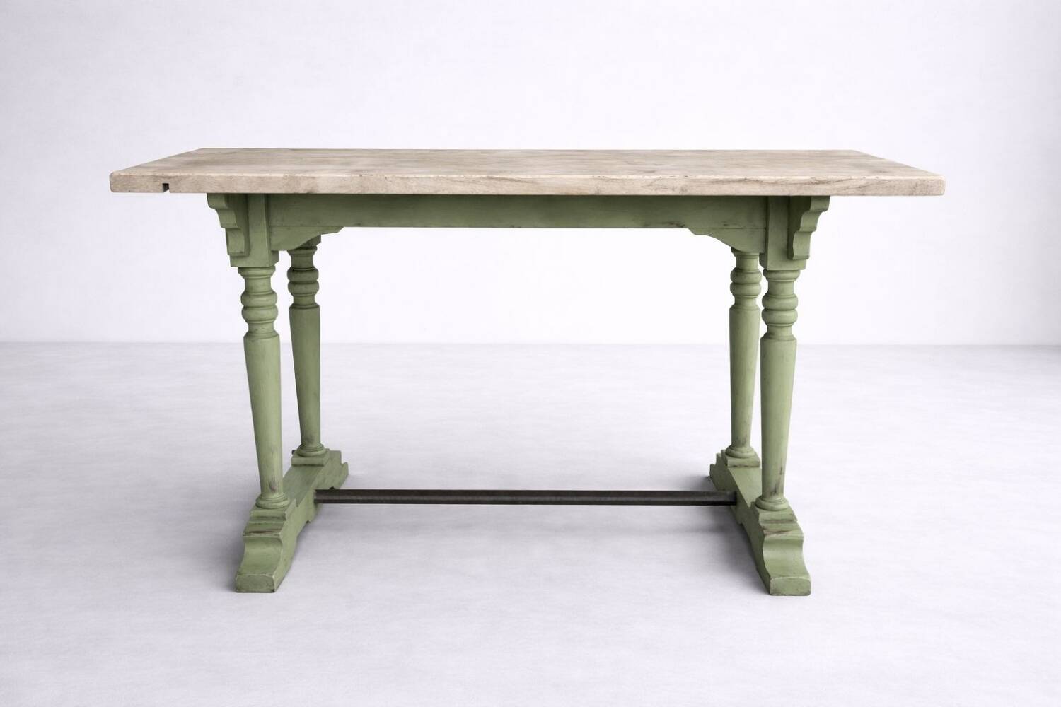 Table ancienne de métier en bois patiné, piètement vert – 105 cm