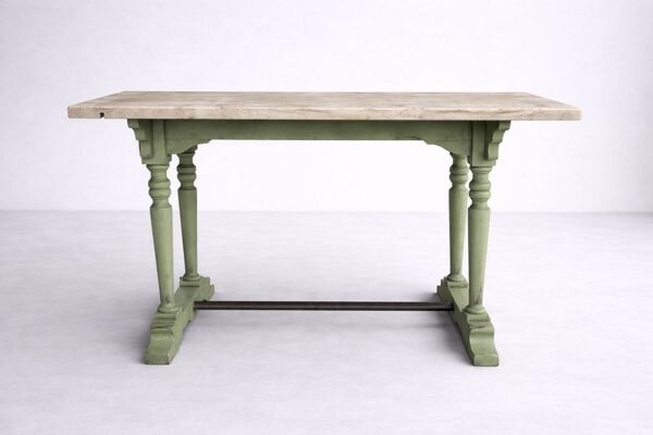 Table ancienne de métier en bois patiné, piètement vert – 105 cm