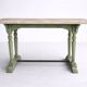 Table ancienne de métier en bois patiné, piètement vert – 105 cm