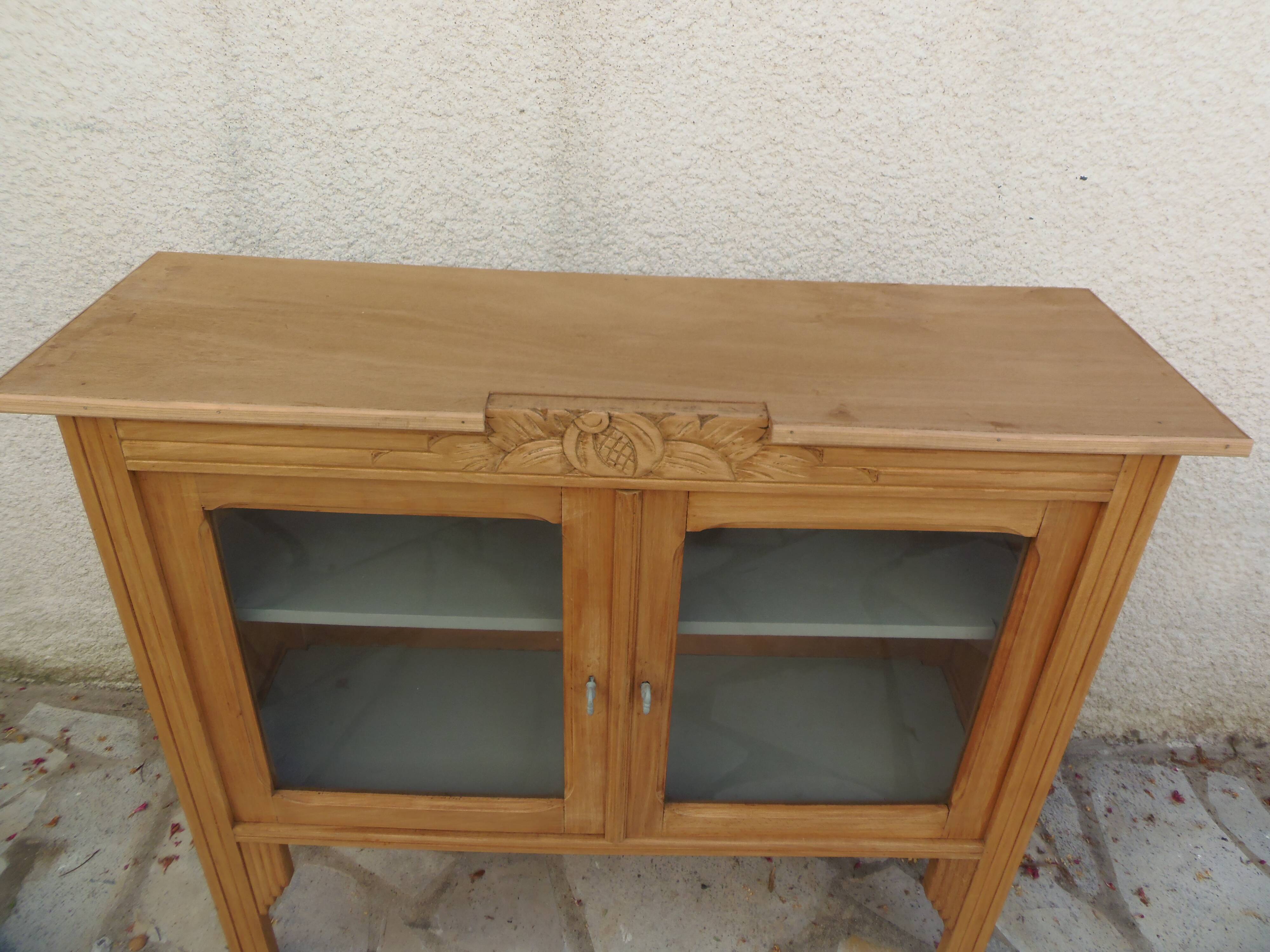 Art Deco sideboard in wood, with 2 glass doors.