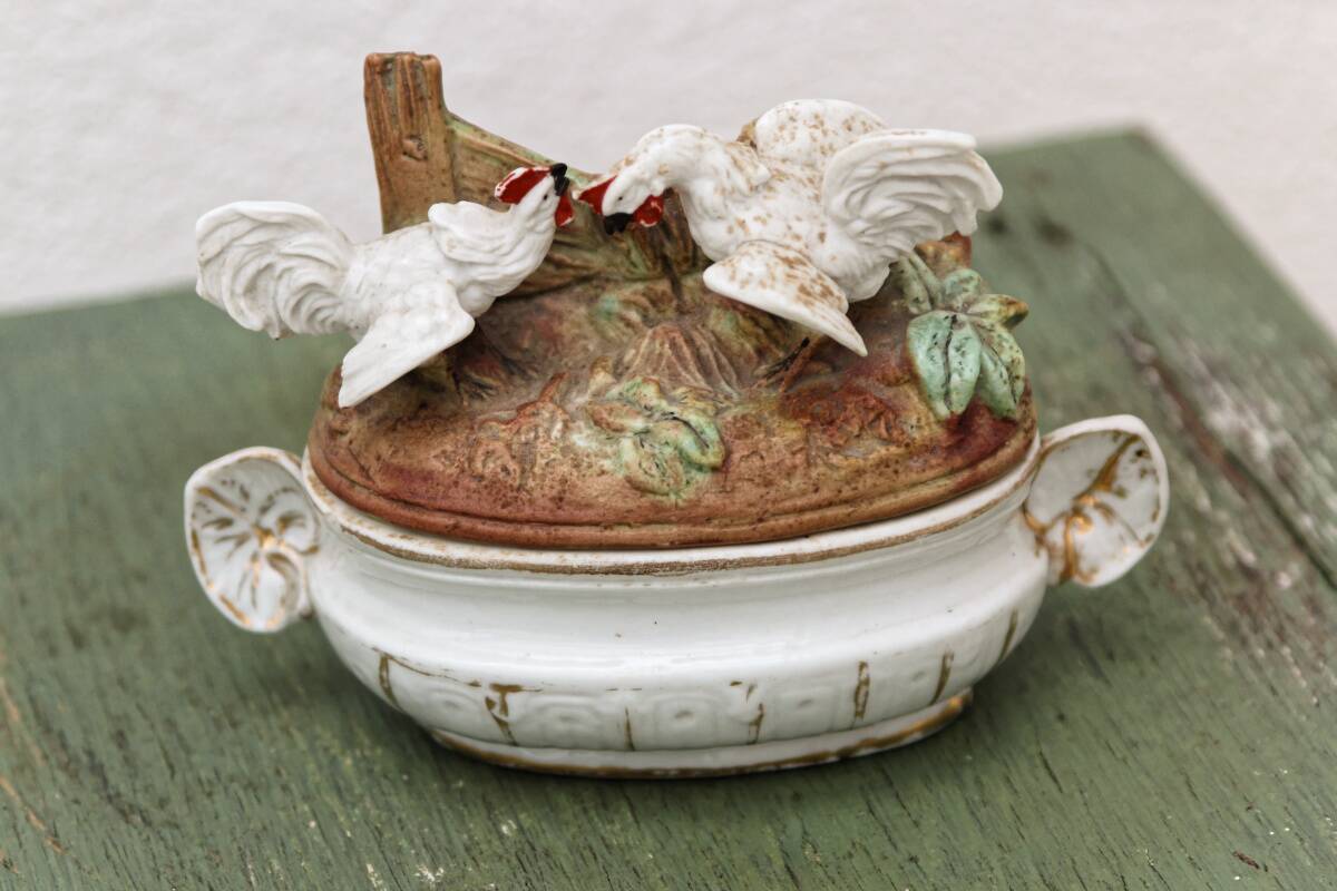 Bonbonnière en porcelaine, combat de coqs