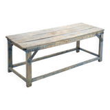 Table basse en bois et renforts en métal à patine bleue