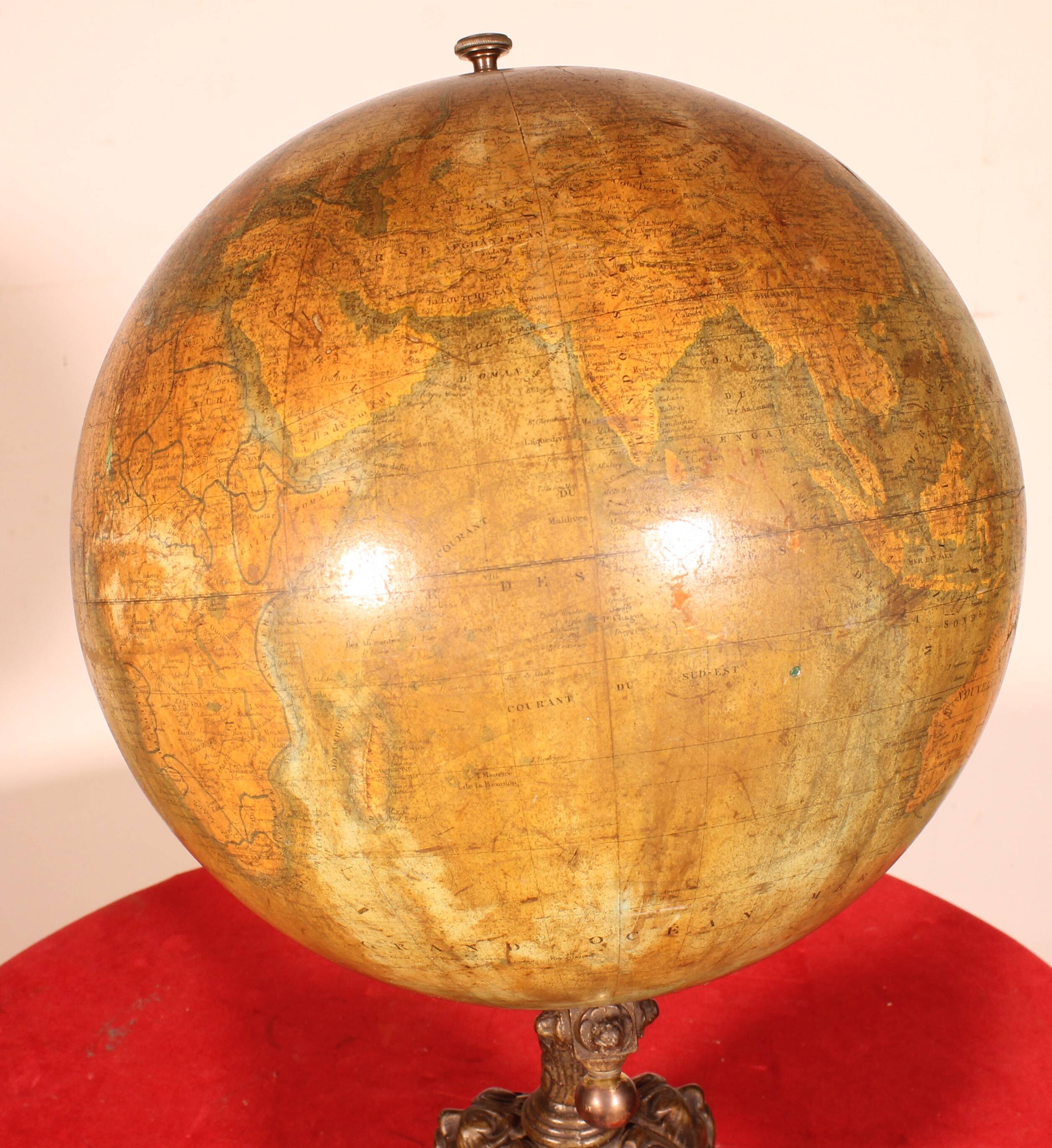 Globe terreste par Lebègue - 19° siècle