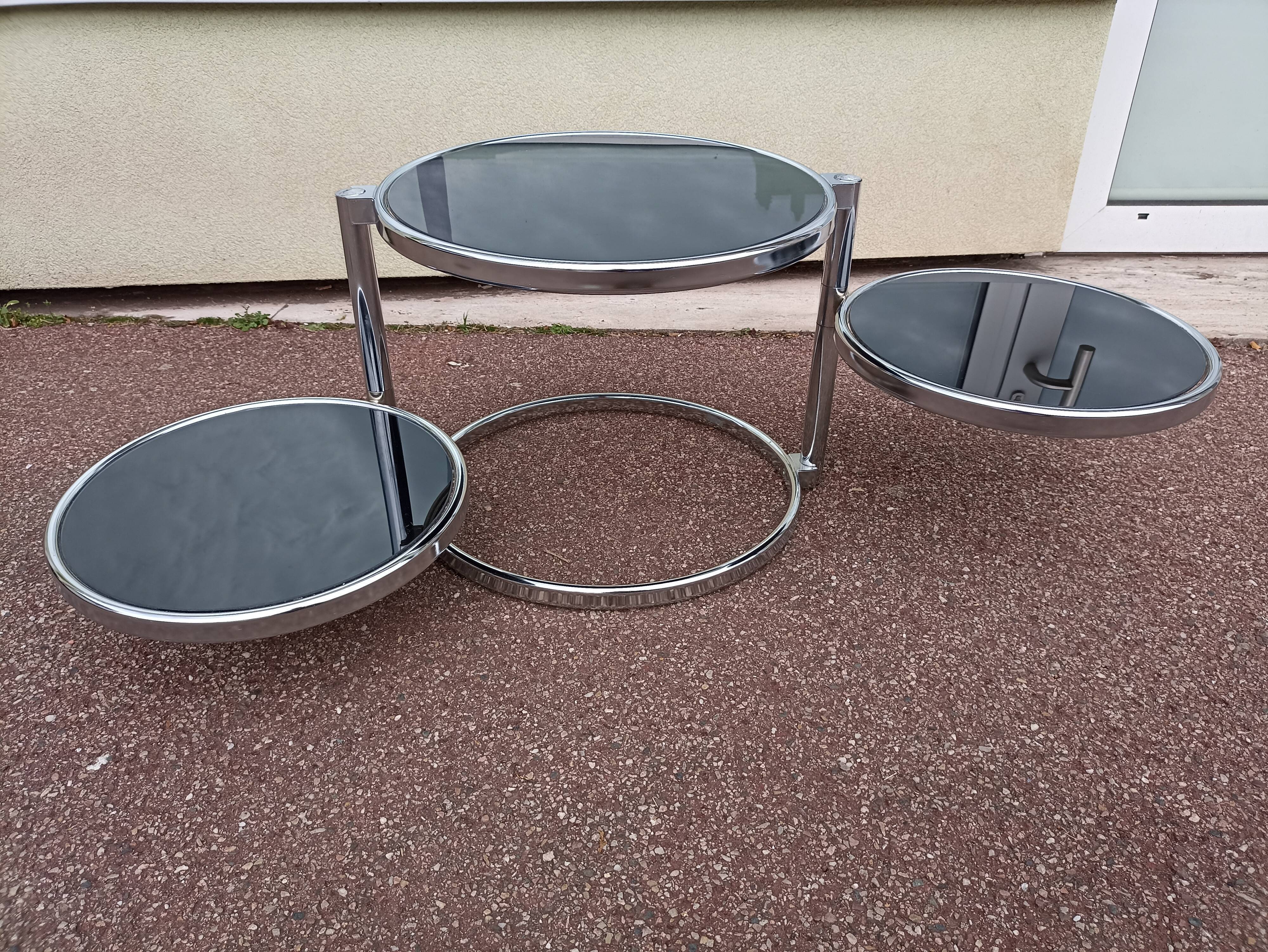 Round coffee table in glass and vintage chrome