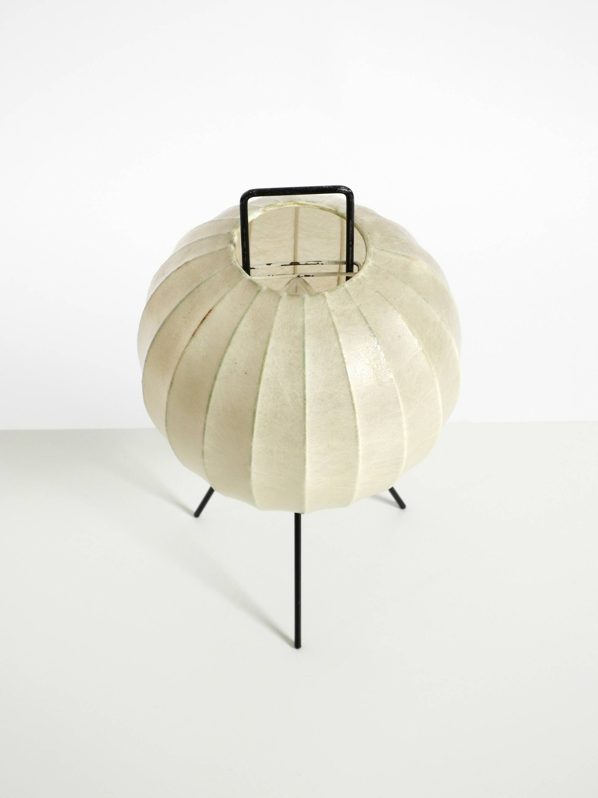 Very rare and beautiful Mid-Century Modern tripod Cocoon table lamp