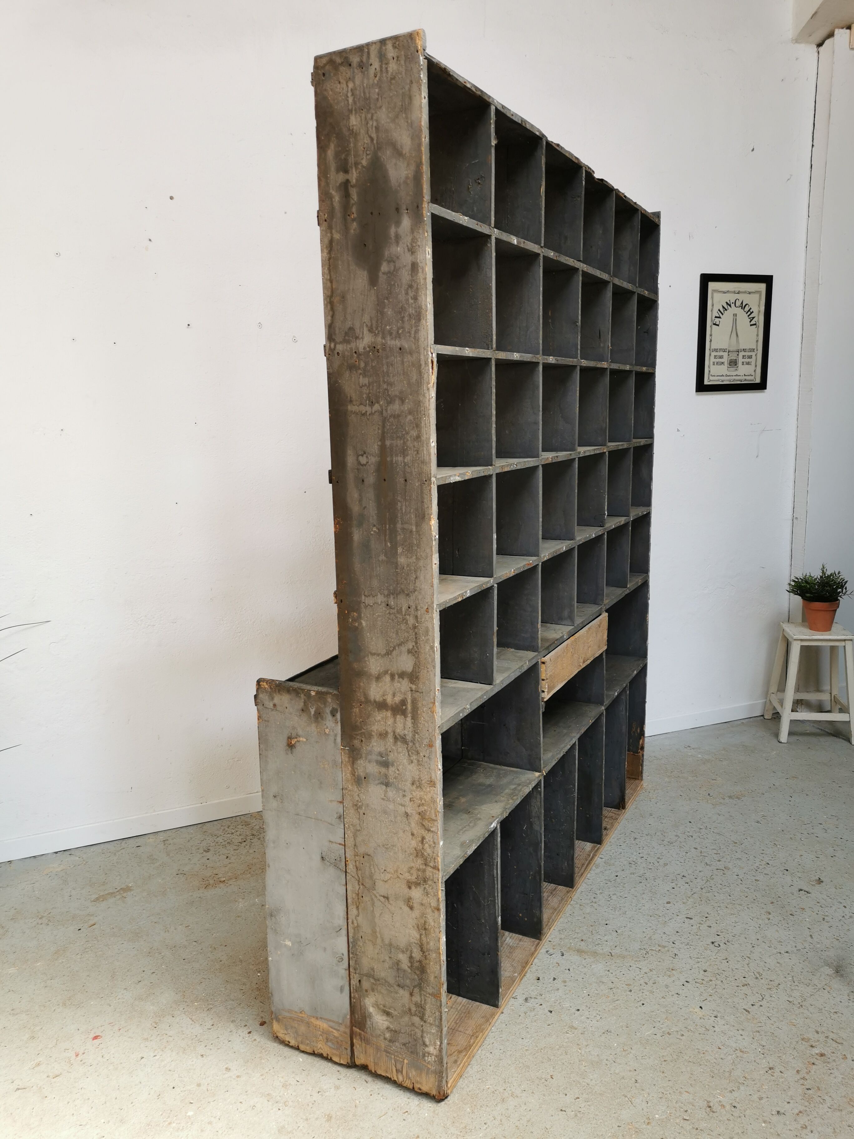 Meuble de métier à casiers bibliothèque