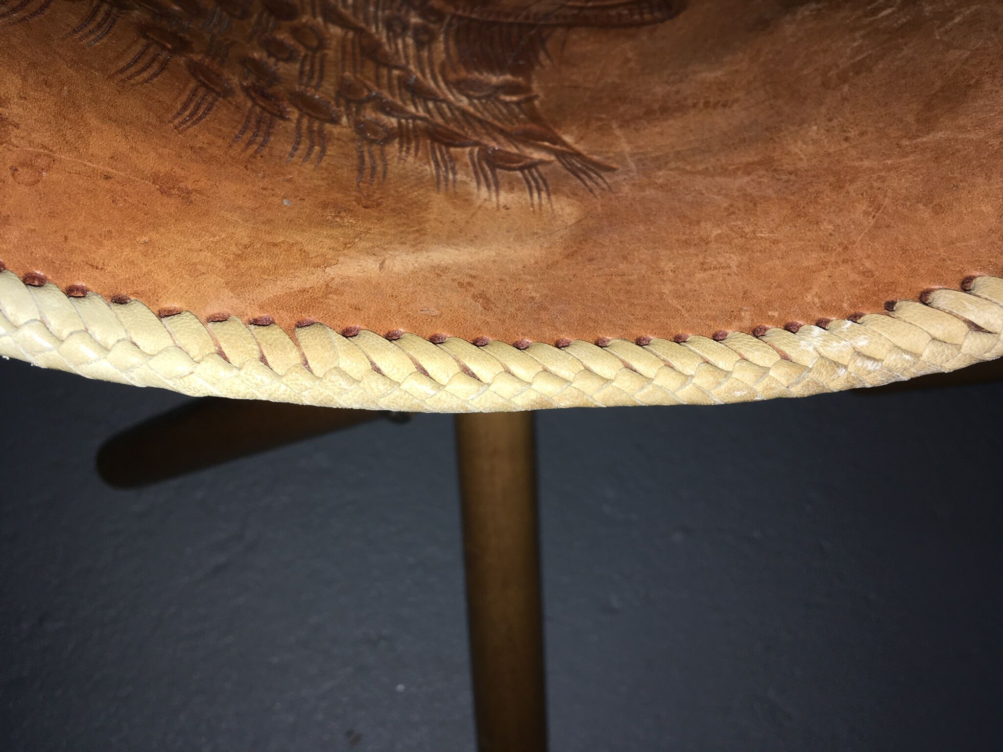Paires de tabourets tripode en cuir