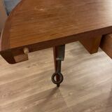 Round dining table