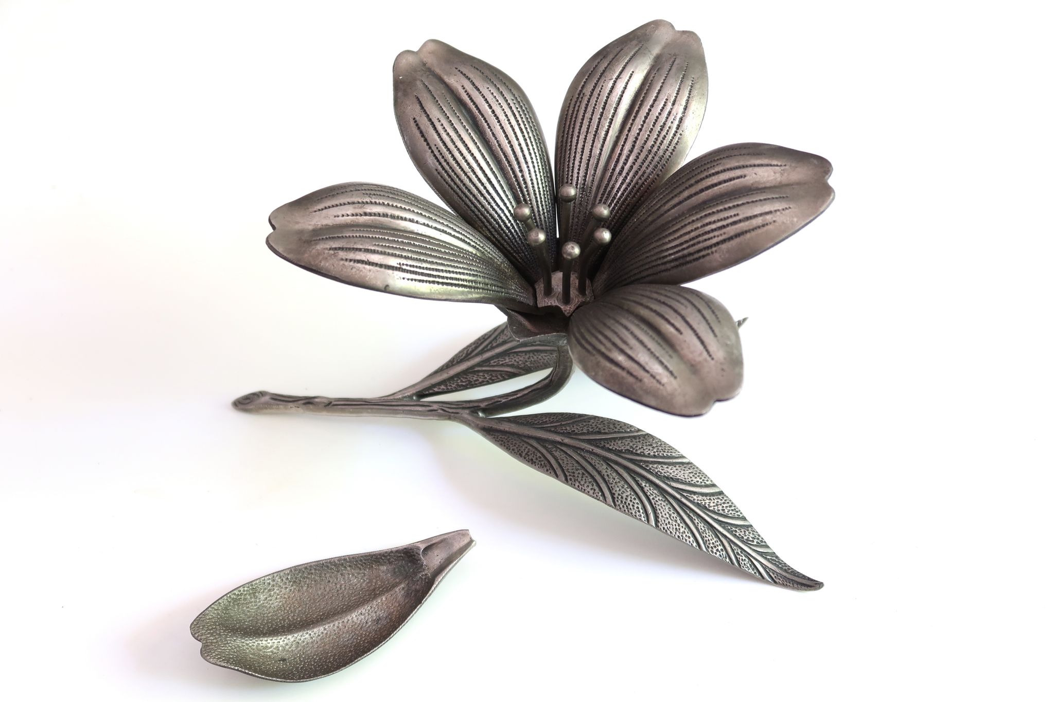 Fleur cendrier en métal argenté 6 pétales années 60