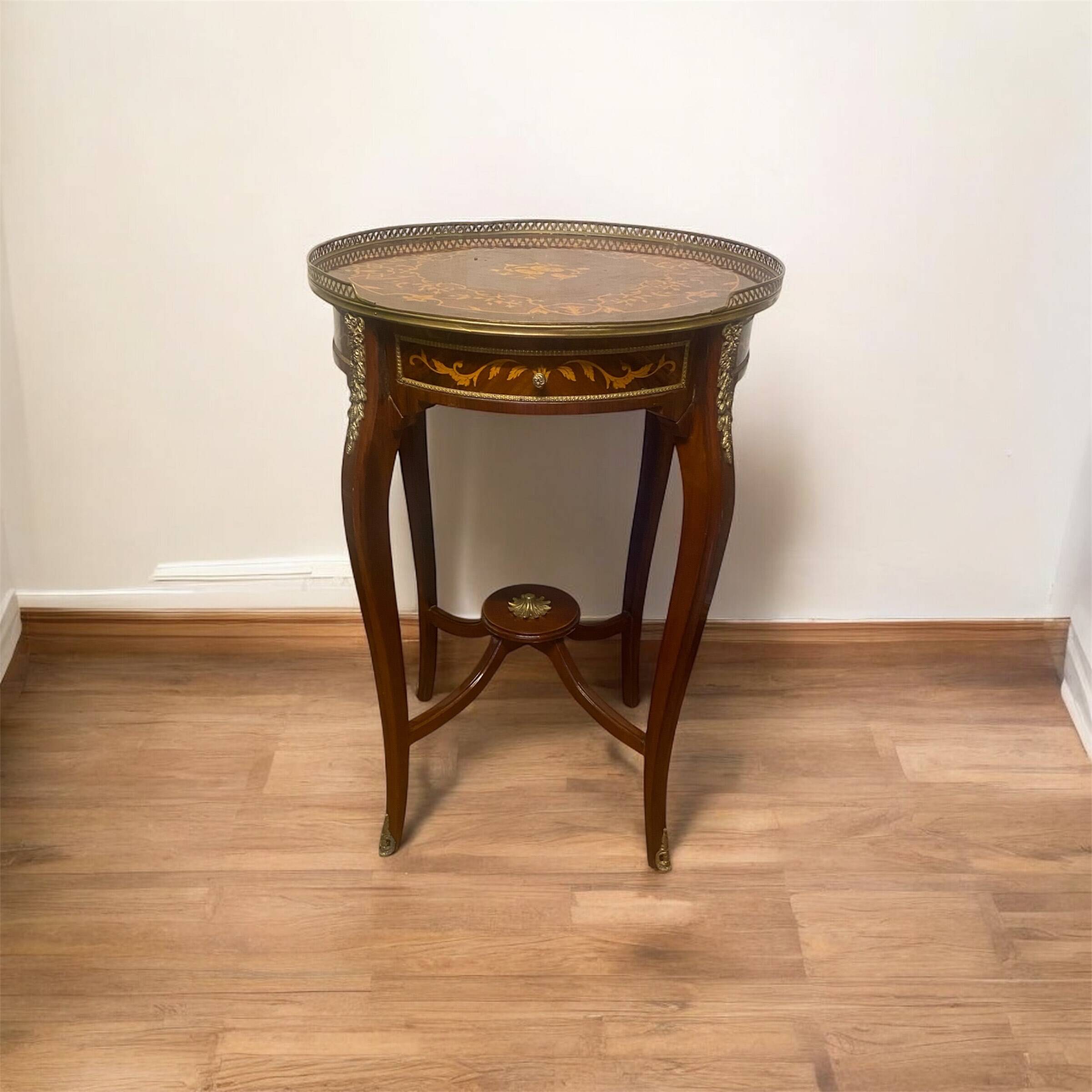 Paire de tables d’appoint Louis XV sculptées en hêtre et bronze, artisanale