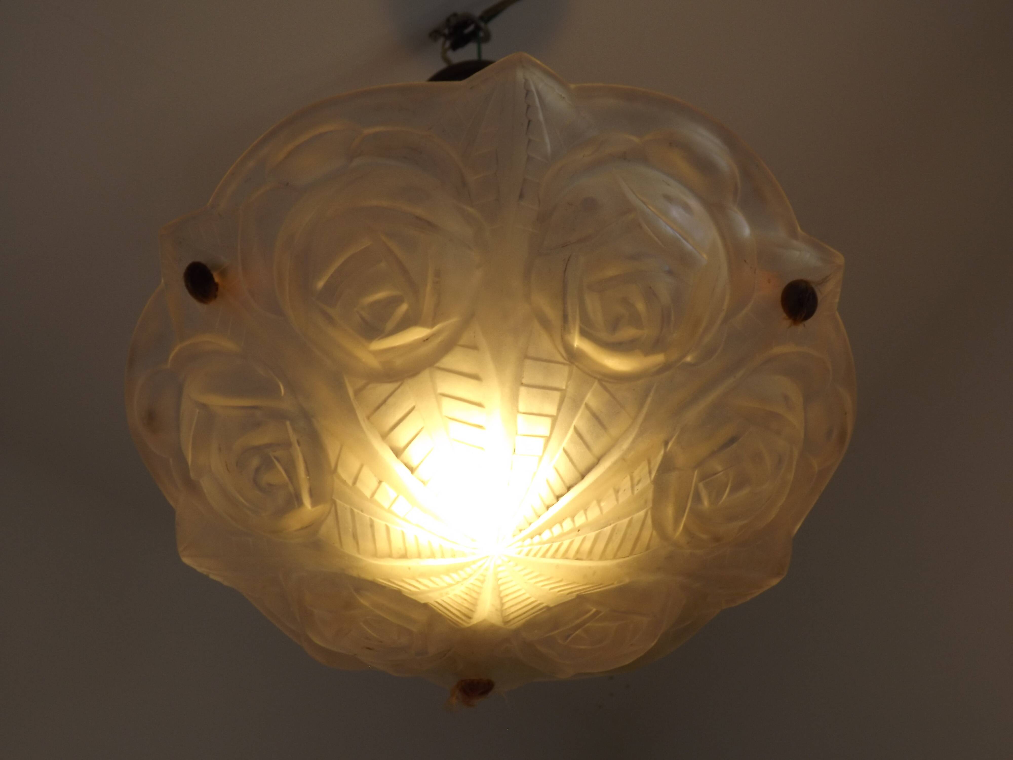 Plafonnier en verre Art Déco à décor de roses par Degué, vers 1930