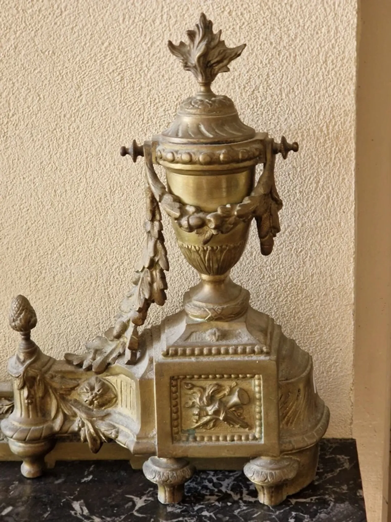 Devant de foyer, barre de cheminée, garde feu en bronze doré Louis XVI