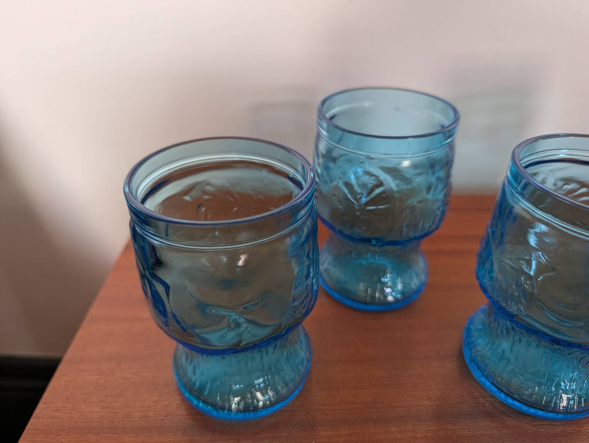 Set of four blue glasses with fruit decoration – 1970s