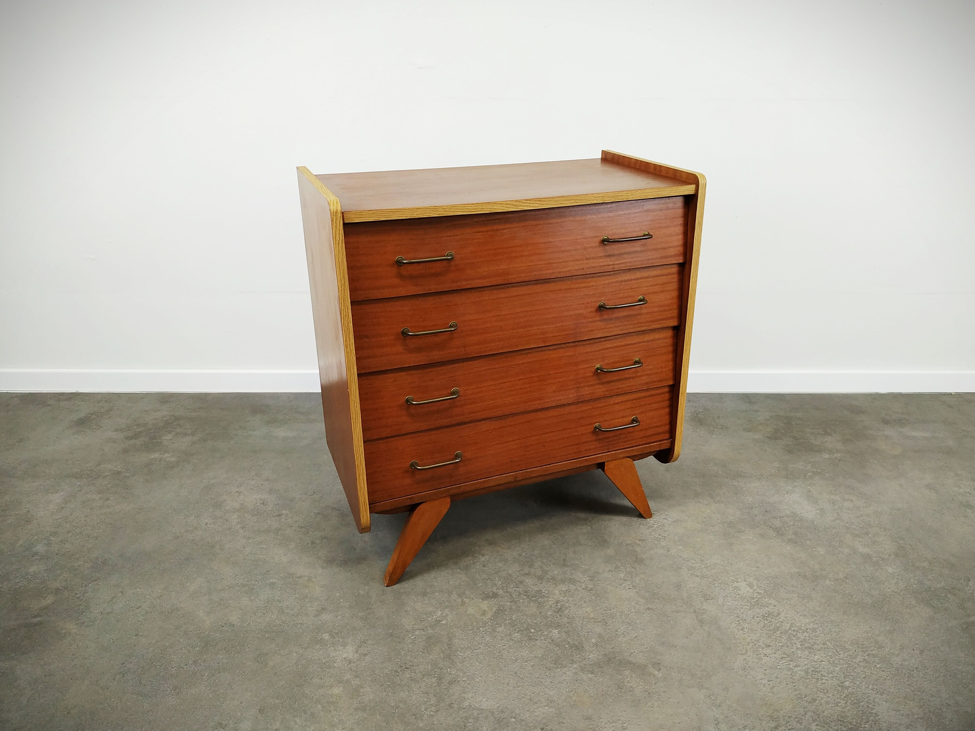 Compass feet dresser