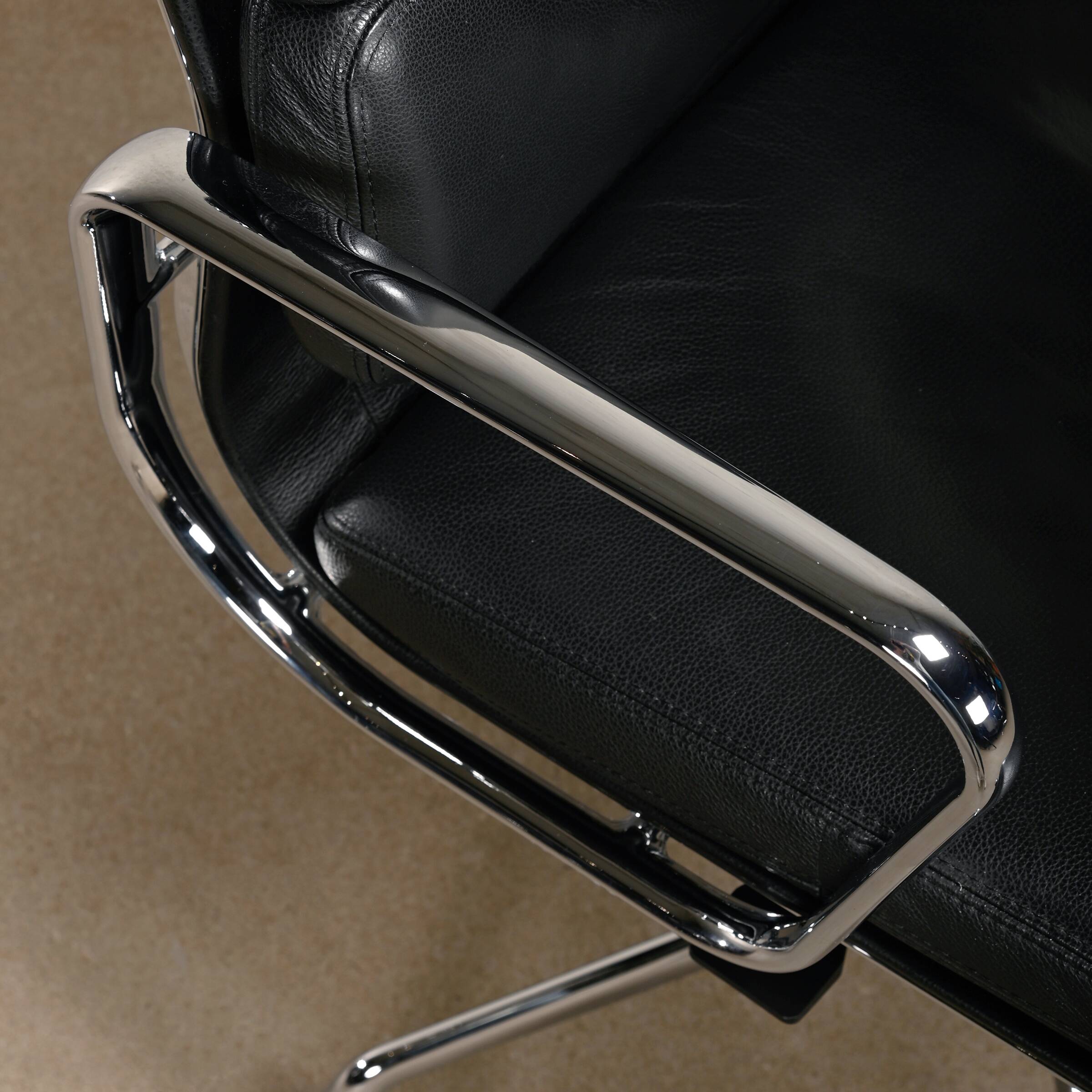 Charles & Ray Eames EA217 Office Chair in Chrome and Black leather, Vitra