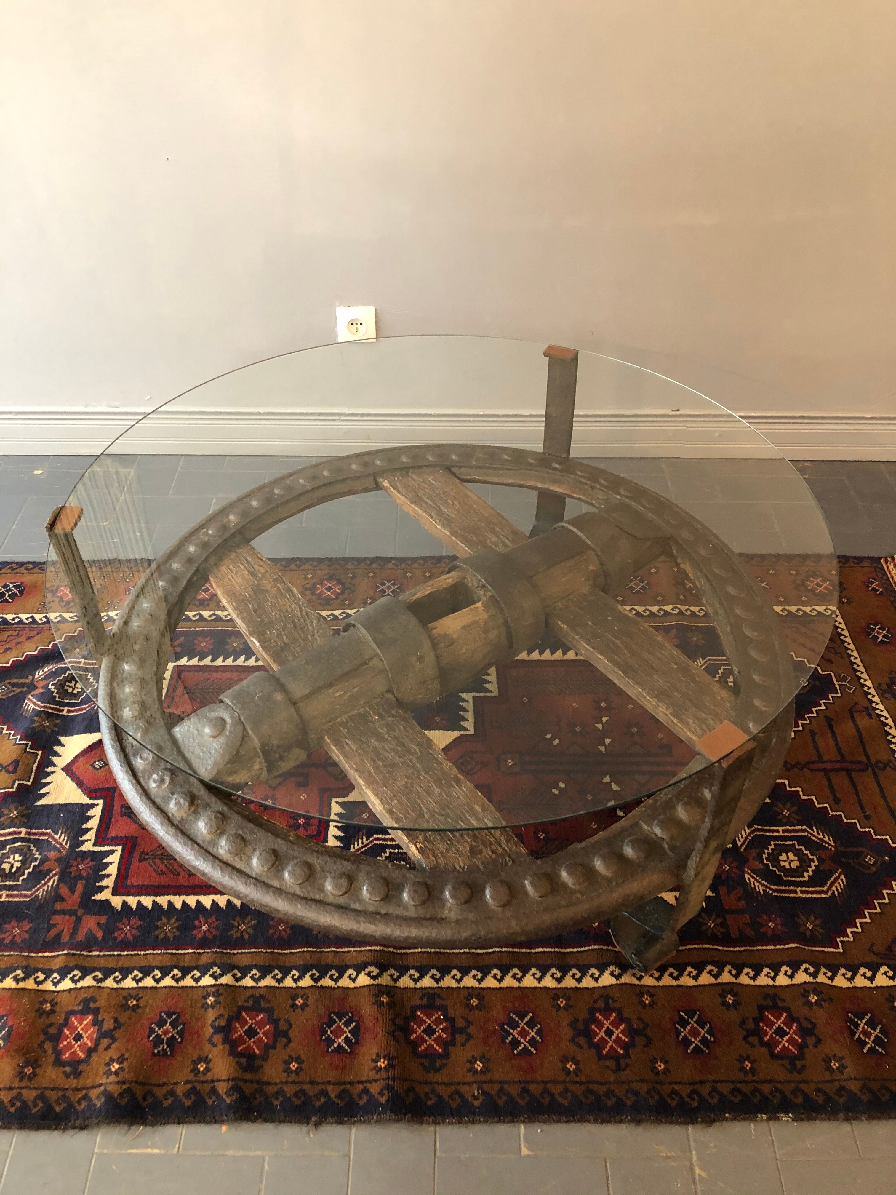 Table basse en bois et fonte rivetée