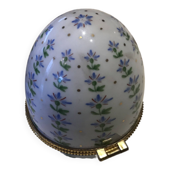 Boîte de porcelaine en forme d'oeuf