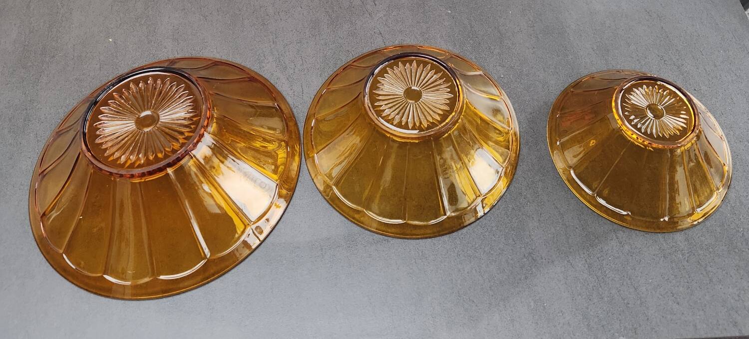 Set of 3 glass salad bowls: vintage