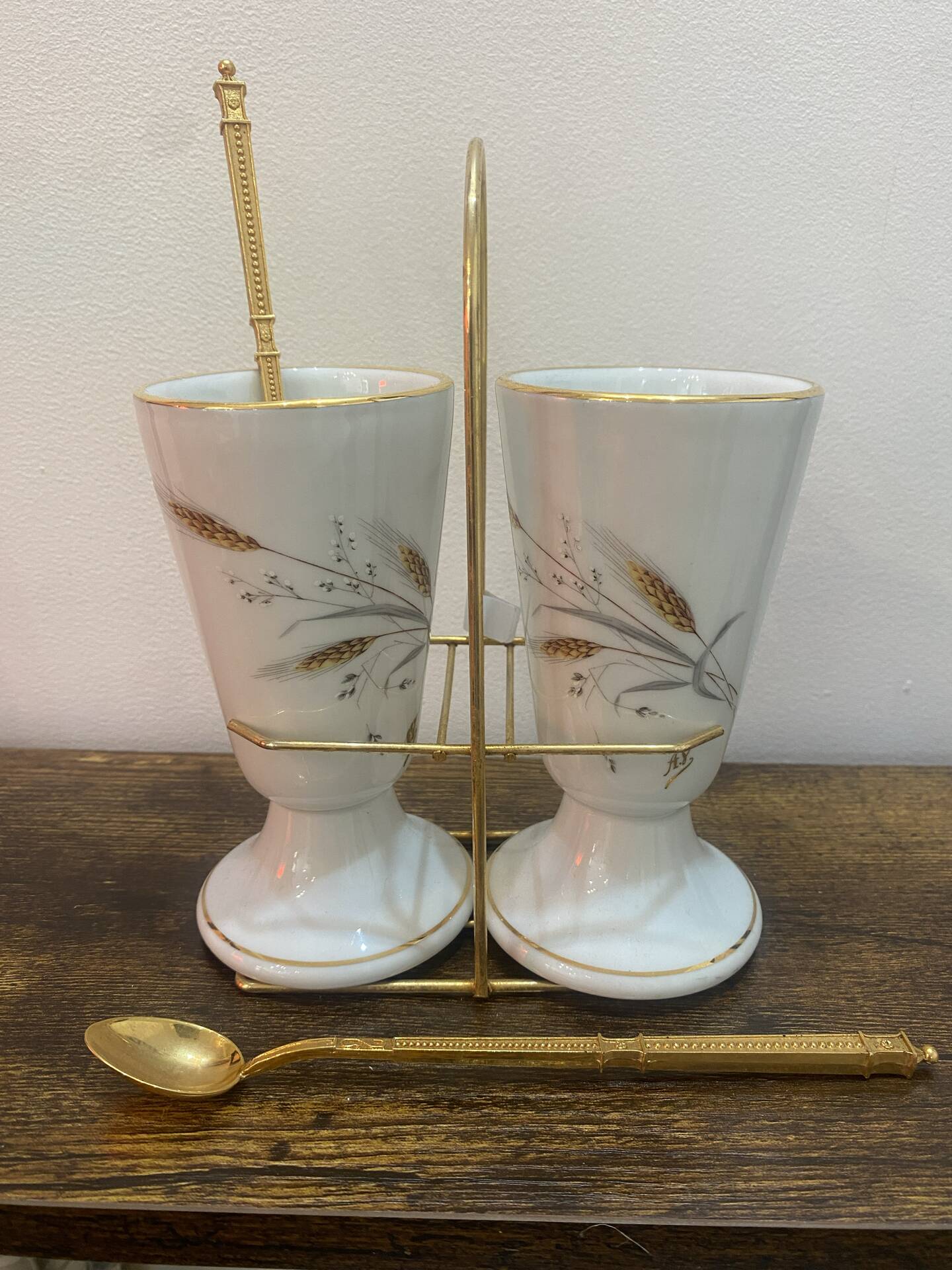 Set de 2 mazagrans anciens en porcelaine de Limoges avec support doré