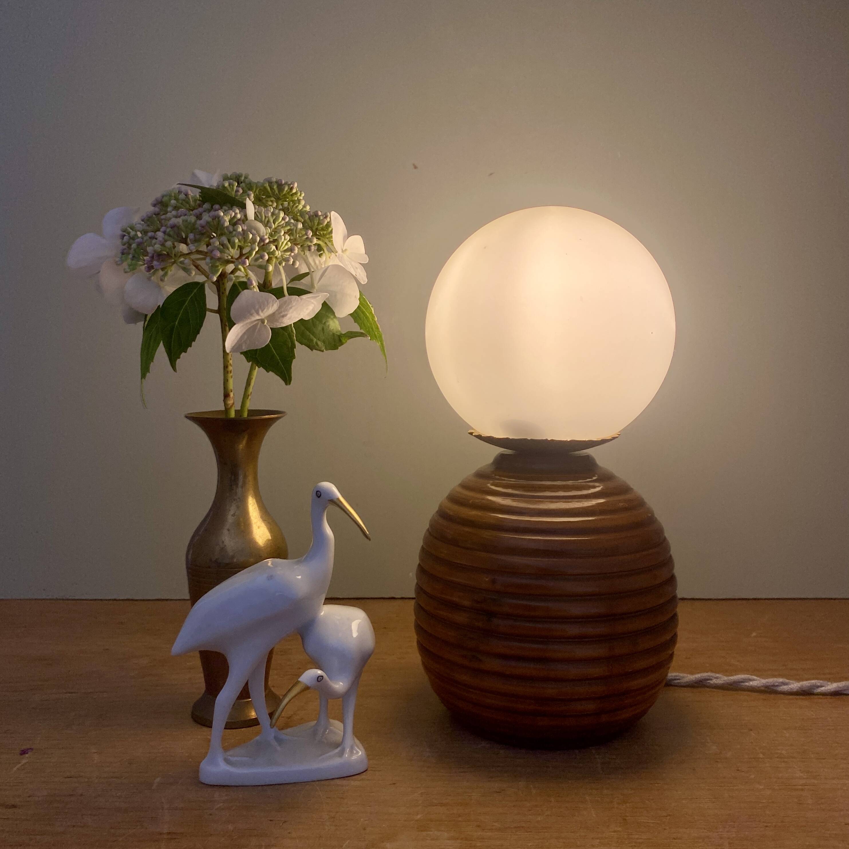 Lampe vintage opaline blanche et bois