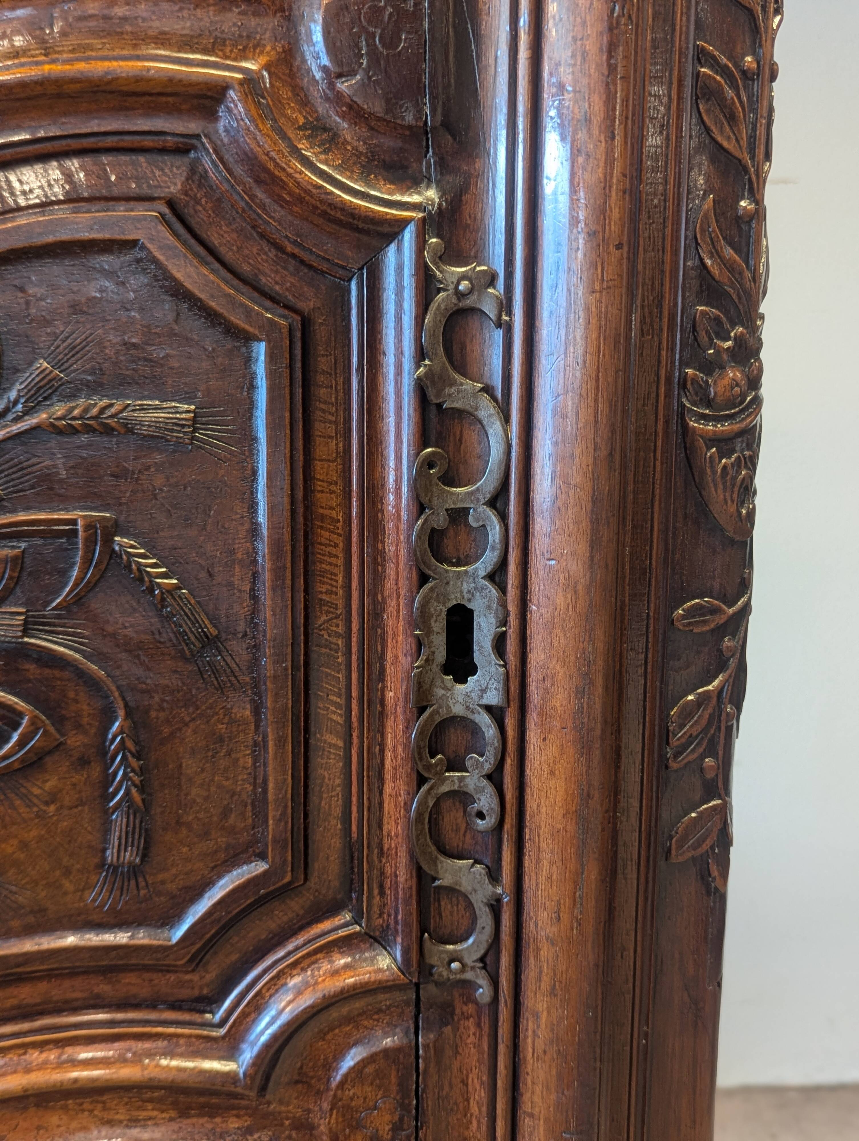 Antique Louis XV bonnetière in carved walnut – Late 18th century