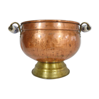 Old large planter, copper pot cover, porcelain handles, brass foot. Year 40 50