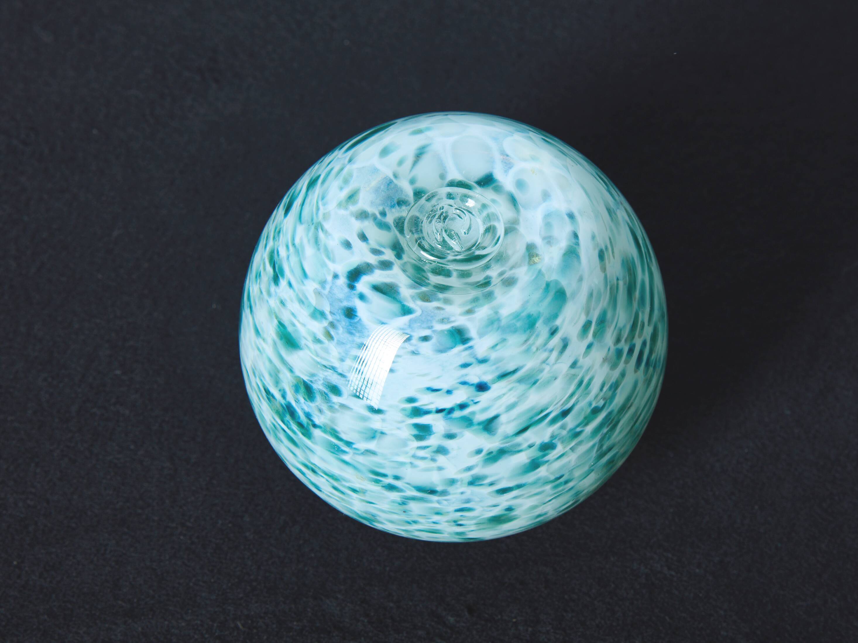 🌊 Speckled blue-green blown glass vase — vintage style