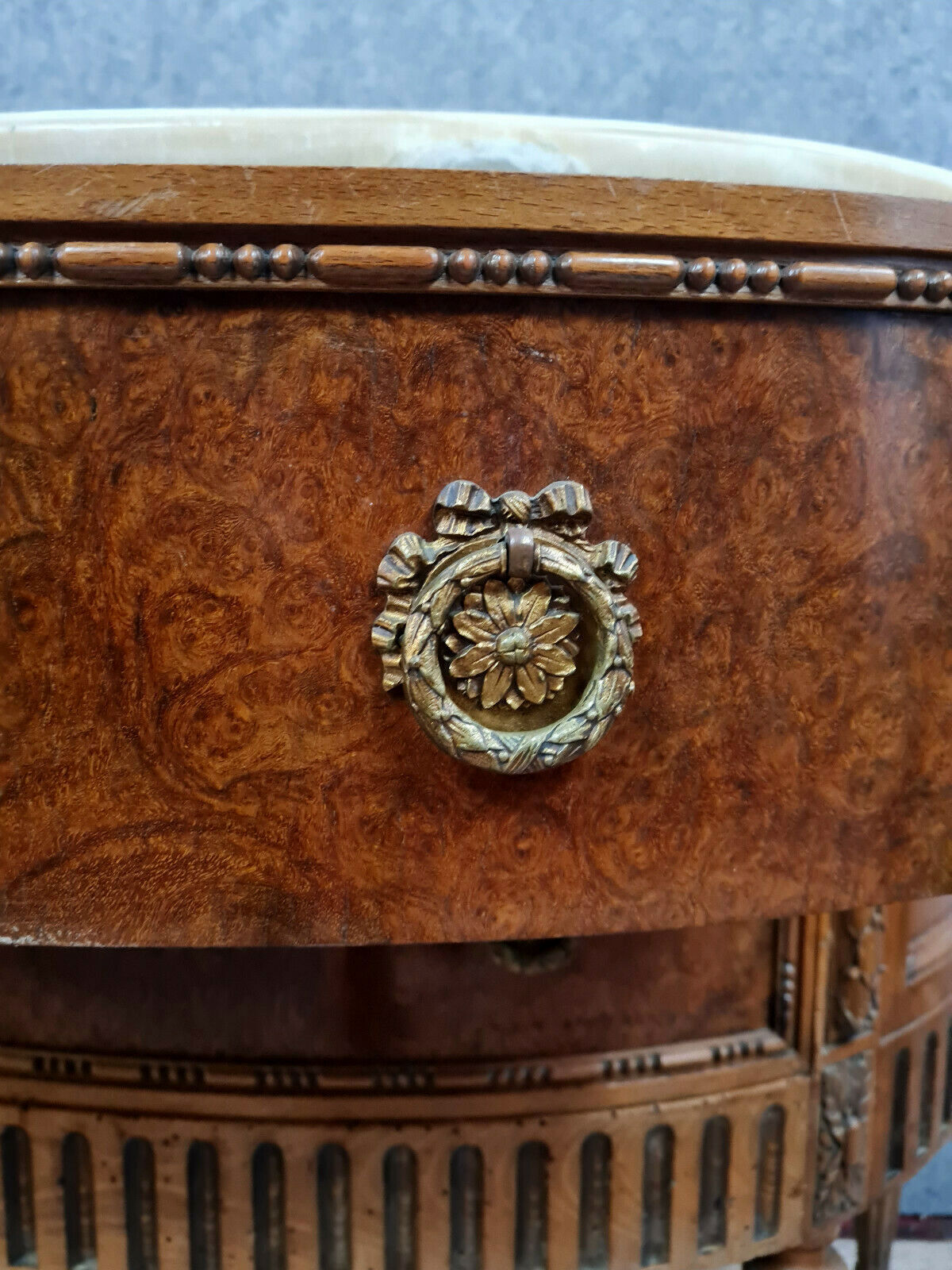 Commode sauteuse Louis XVI Demie lune en loupe d'orme et noyer vers 1900