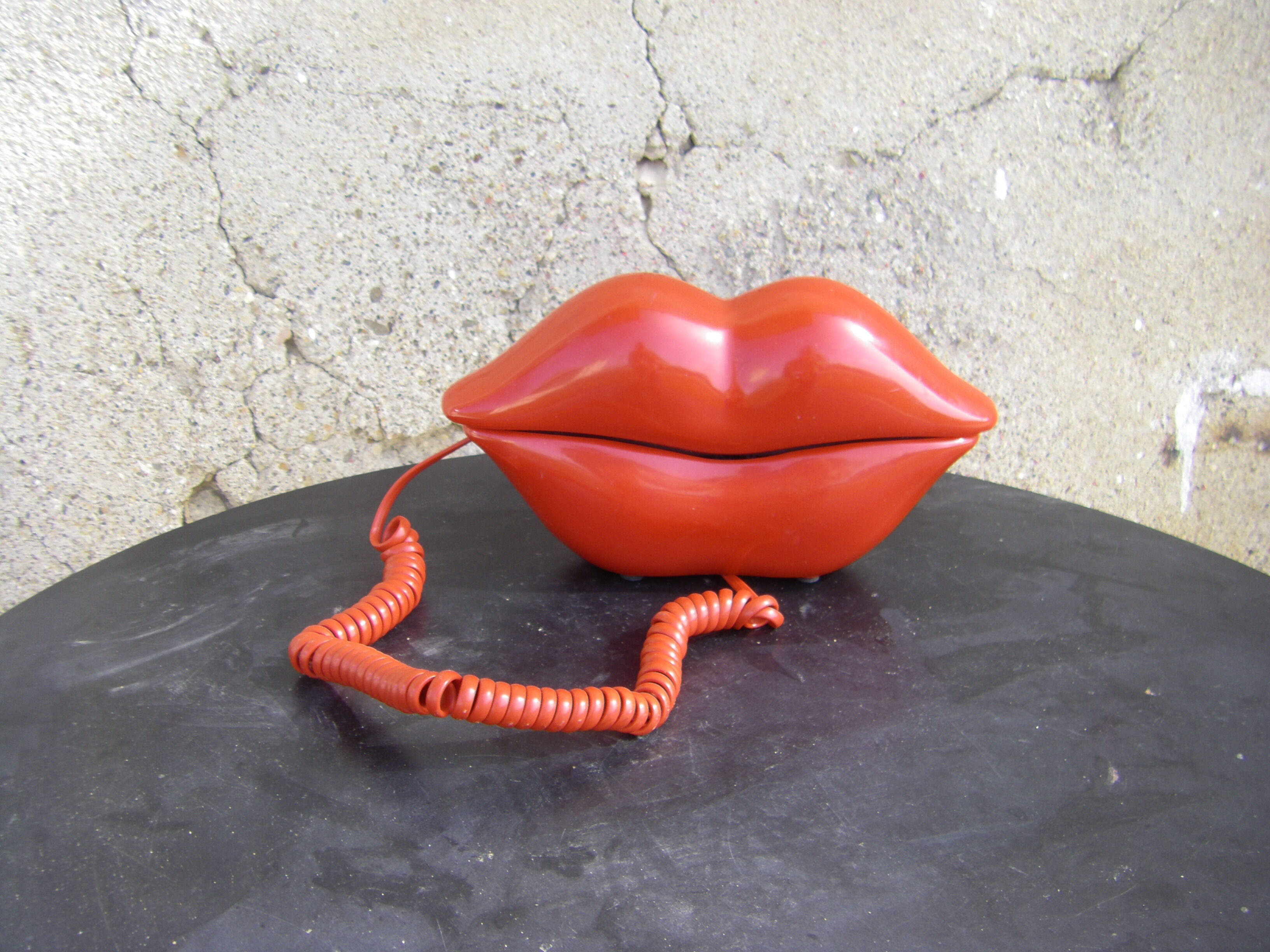 Téléphone fixe vintage hot red lips