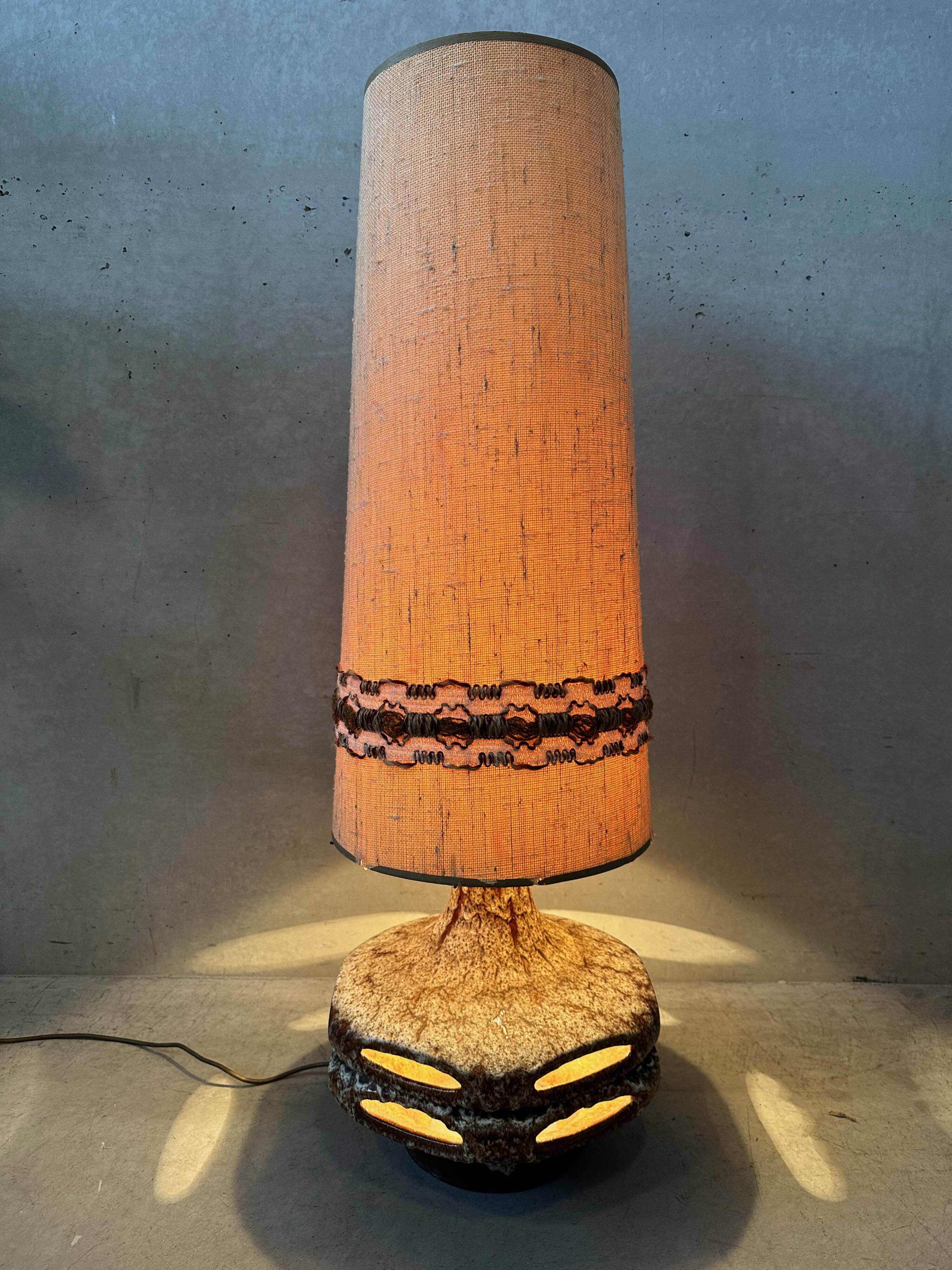 Lampe de sol vintage XL en fat lava – Stein Keramik