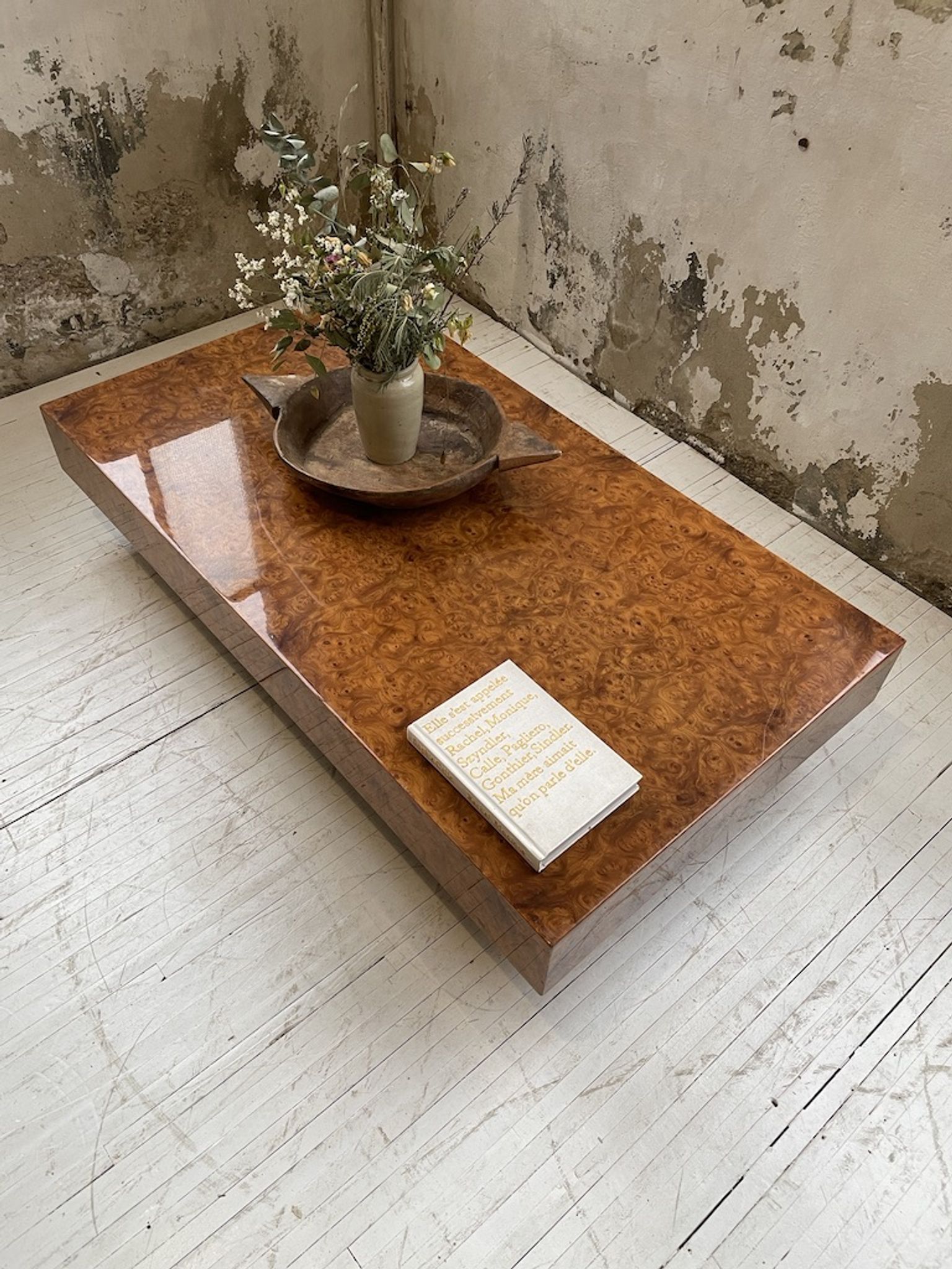 Table basse italienne laque loupe d’orme
