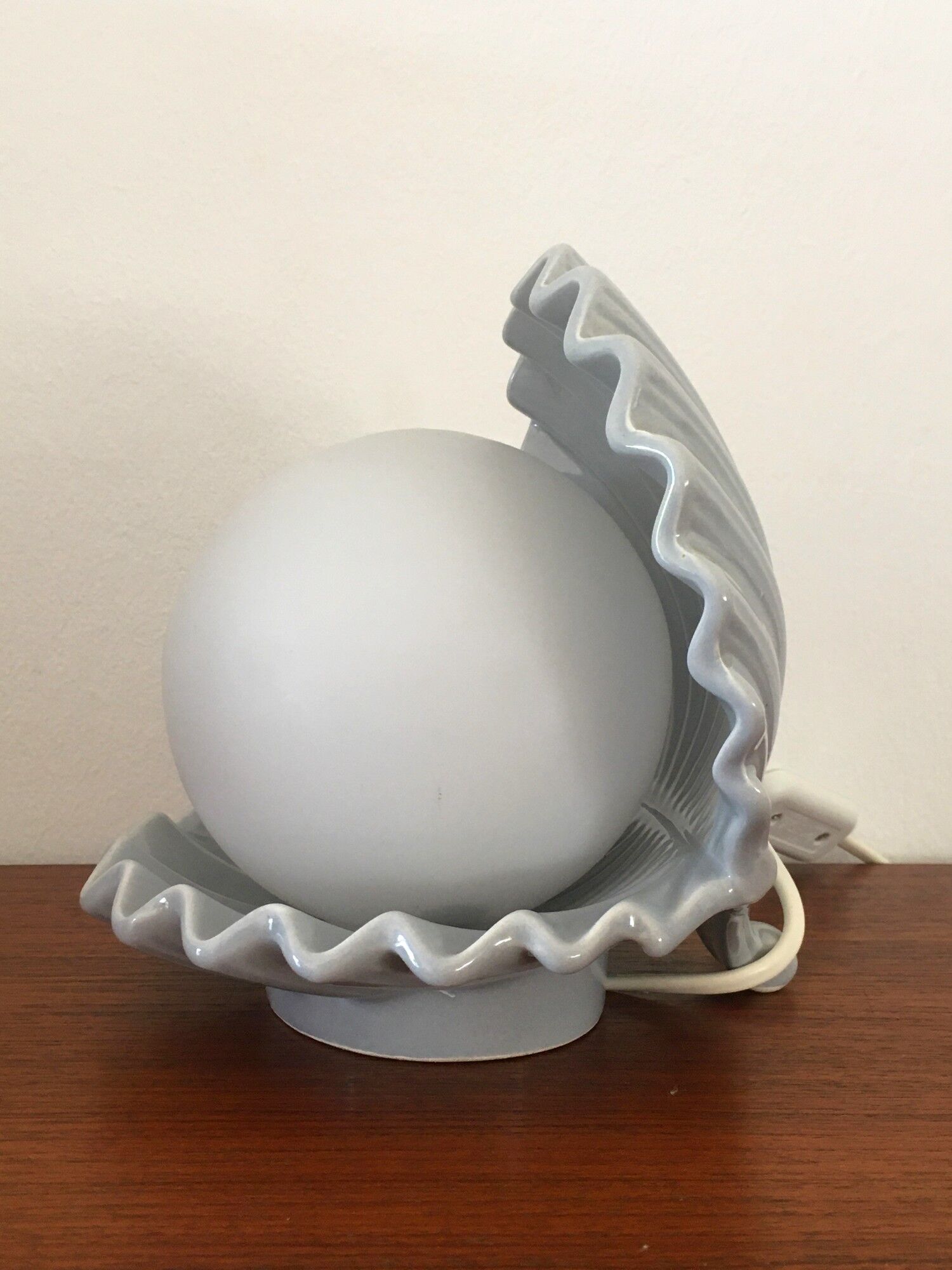 Vintage ceramic shell lamp