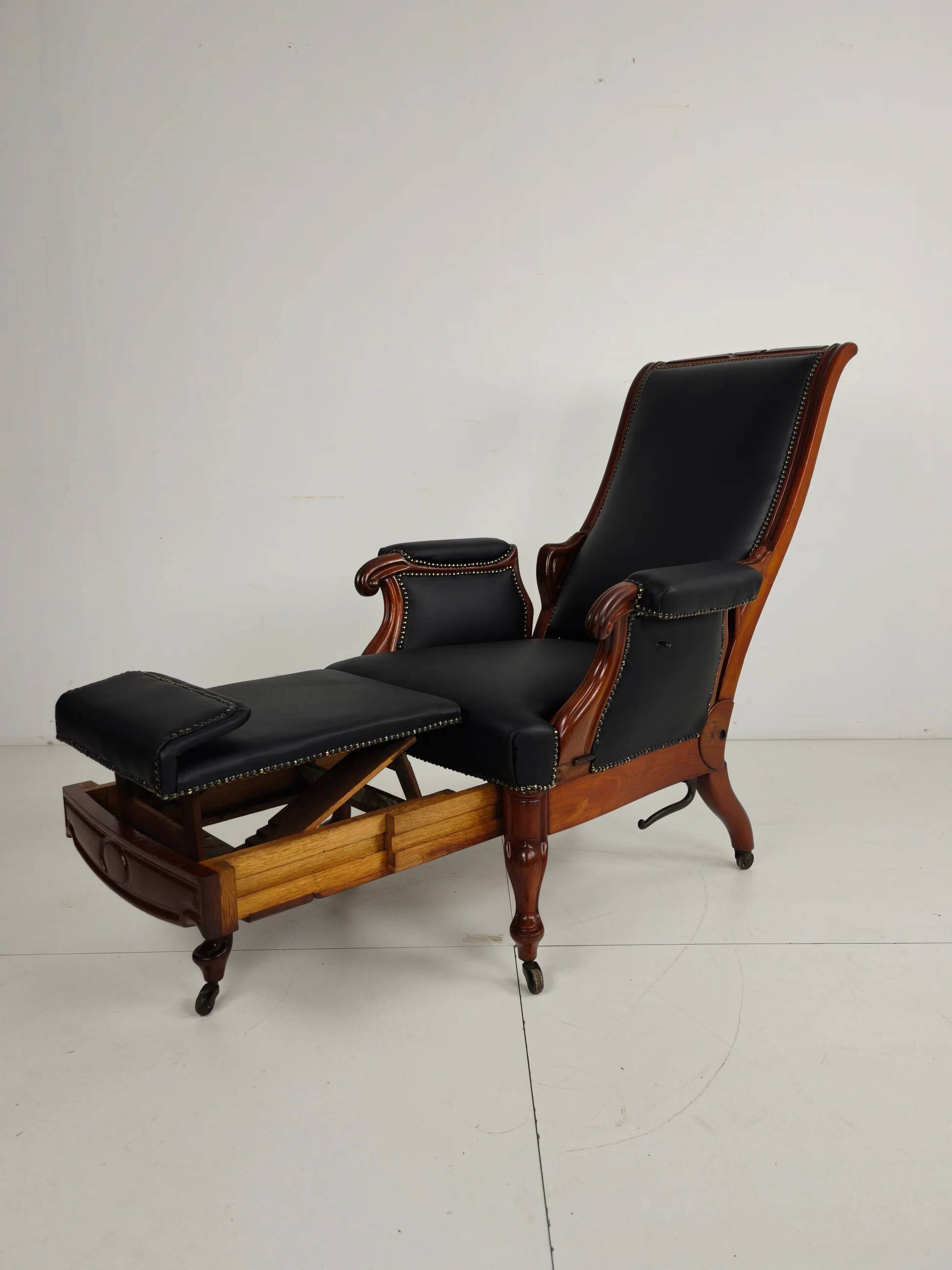 Fauteuil de bibliothèque ancien du XIXe siècle par Horrix – cuir noir