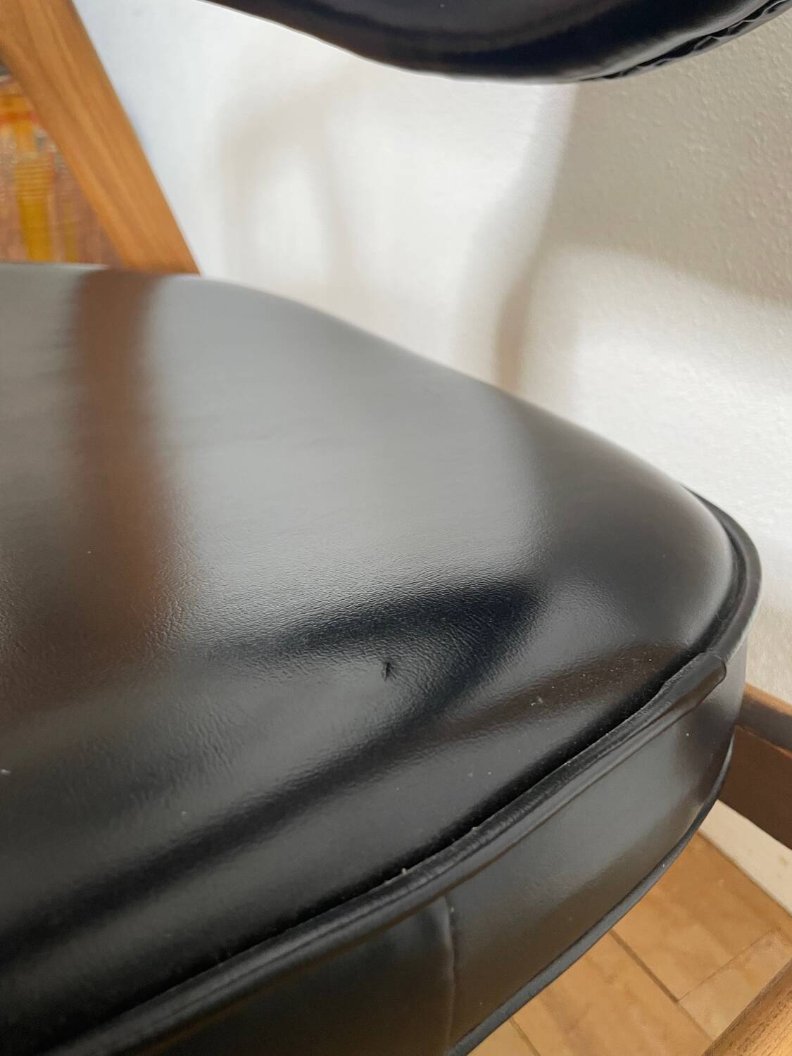 Scandinavian armchair by Erik Kirkegaard in oak and leather, 1960s