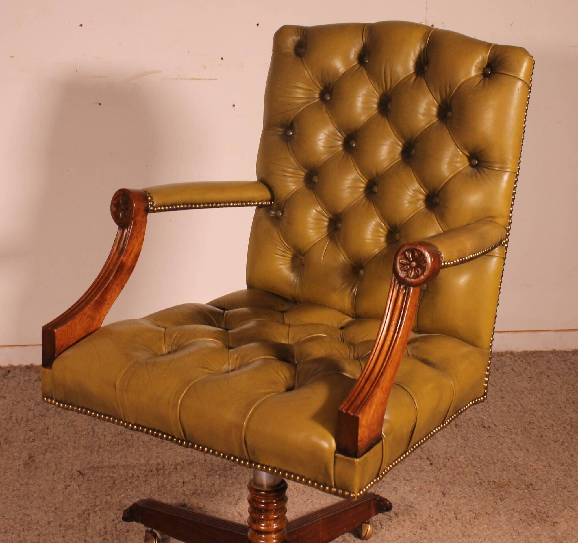 Office Chair Known as Swivel Executive Chair in Mahogany and Leather