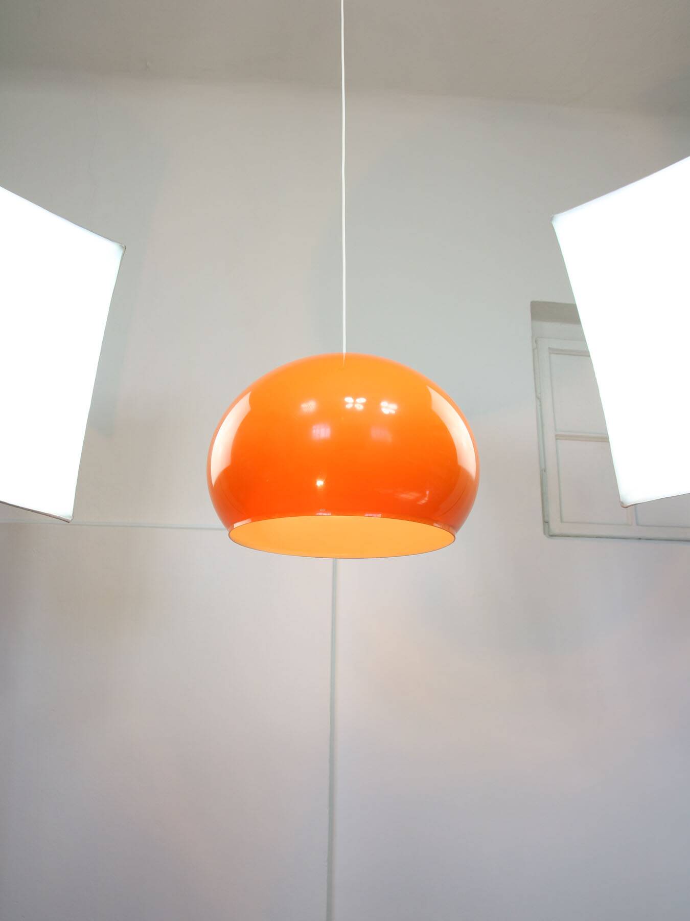 Suspension géante orange Space Age de Guzzini, années 70