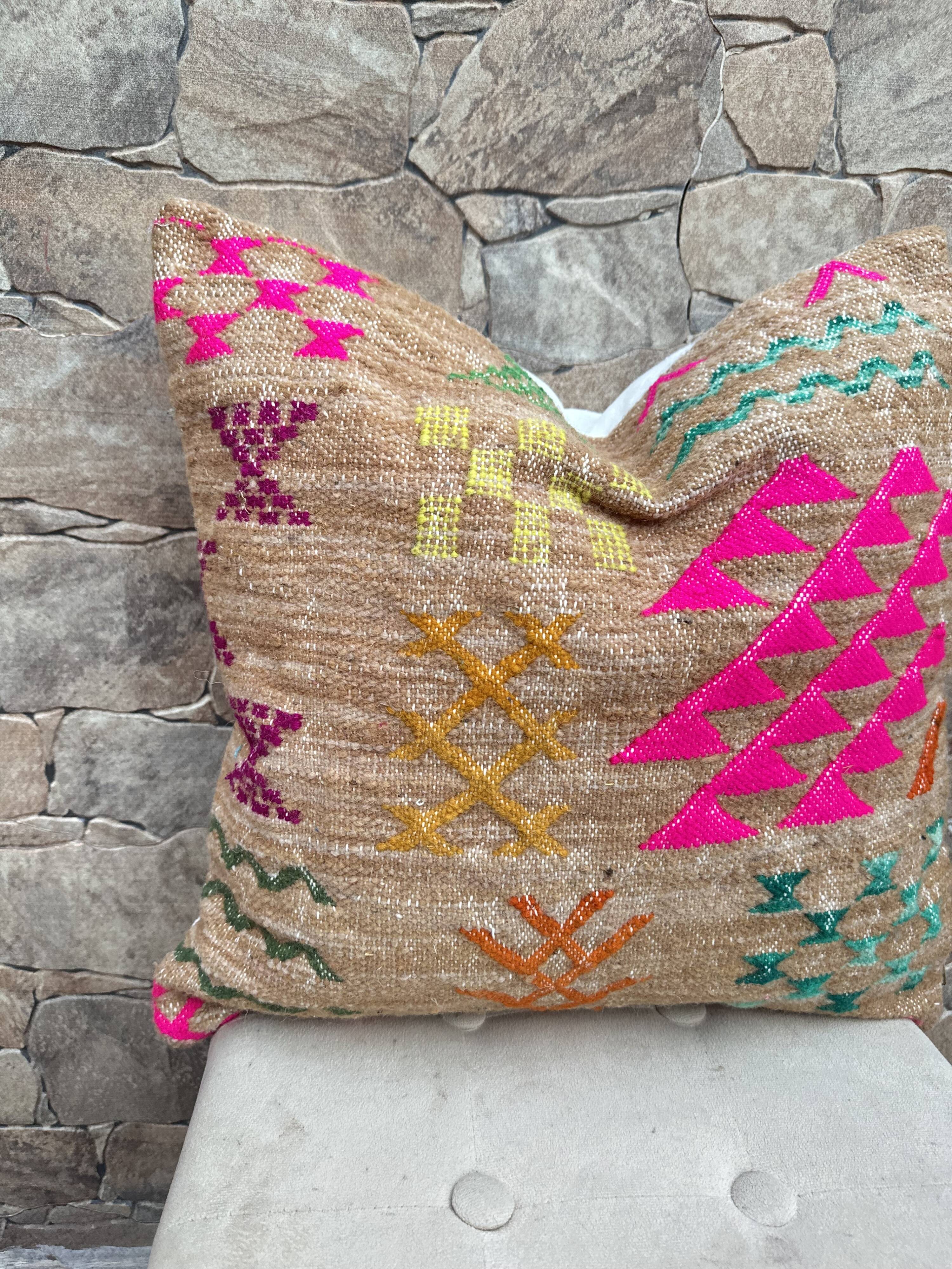 Handmade Moroccan Kilim cushion cover: Berber cushion in wool