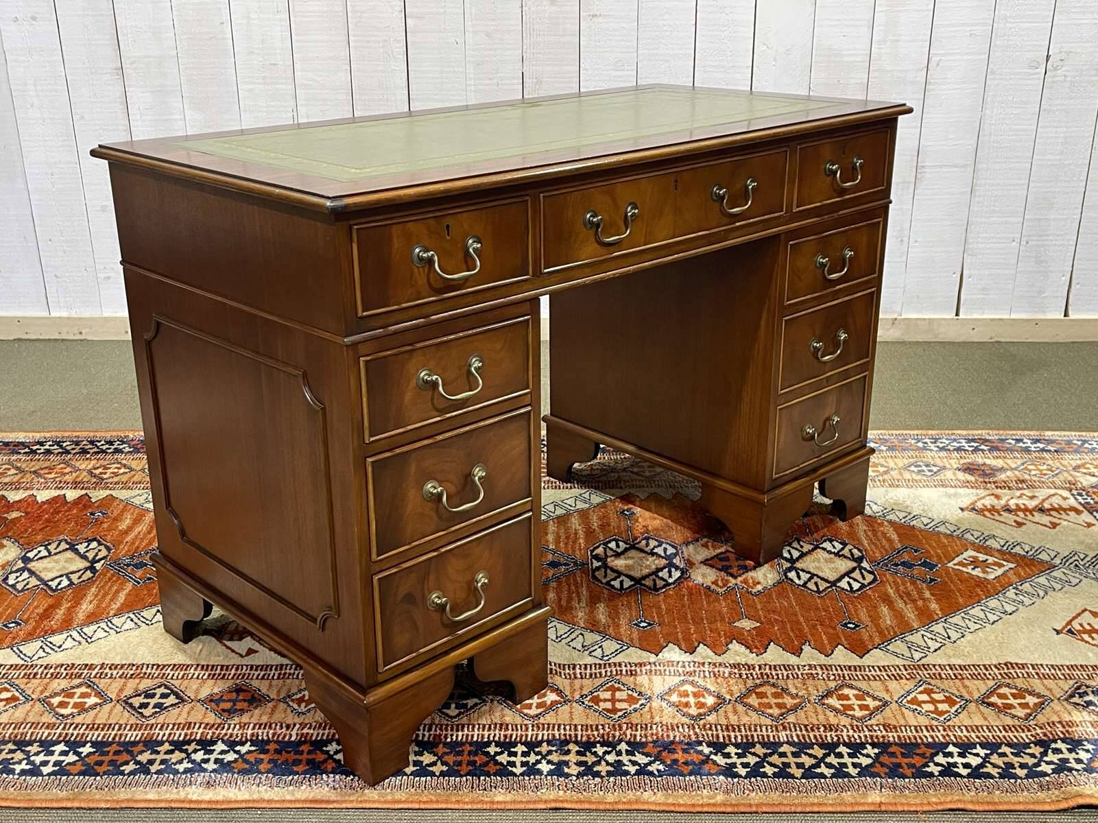 Bureau anglais à caissons des années 1950 en acajou et dessus cuir