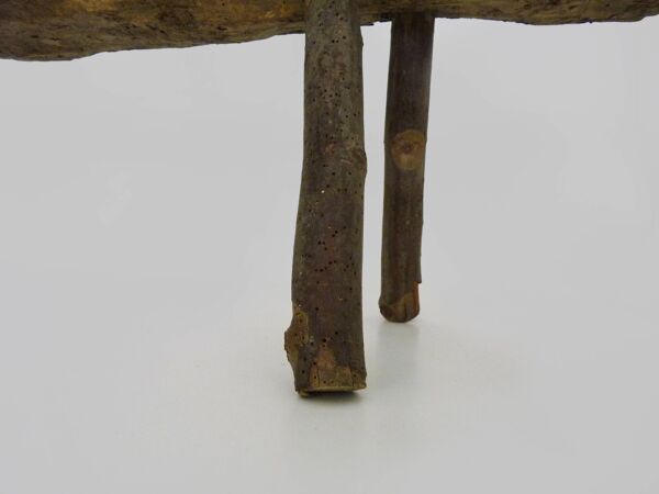Banc bas brutaliste en bois. Banc en bois massif. Art Populaire