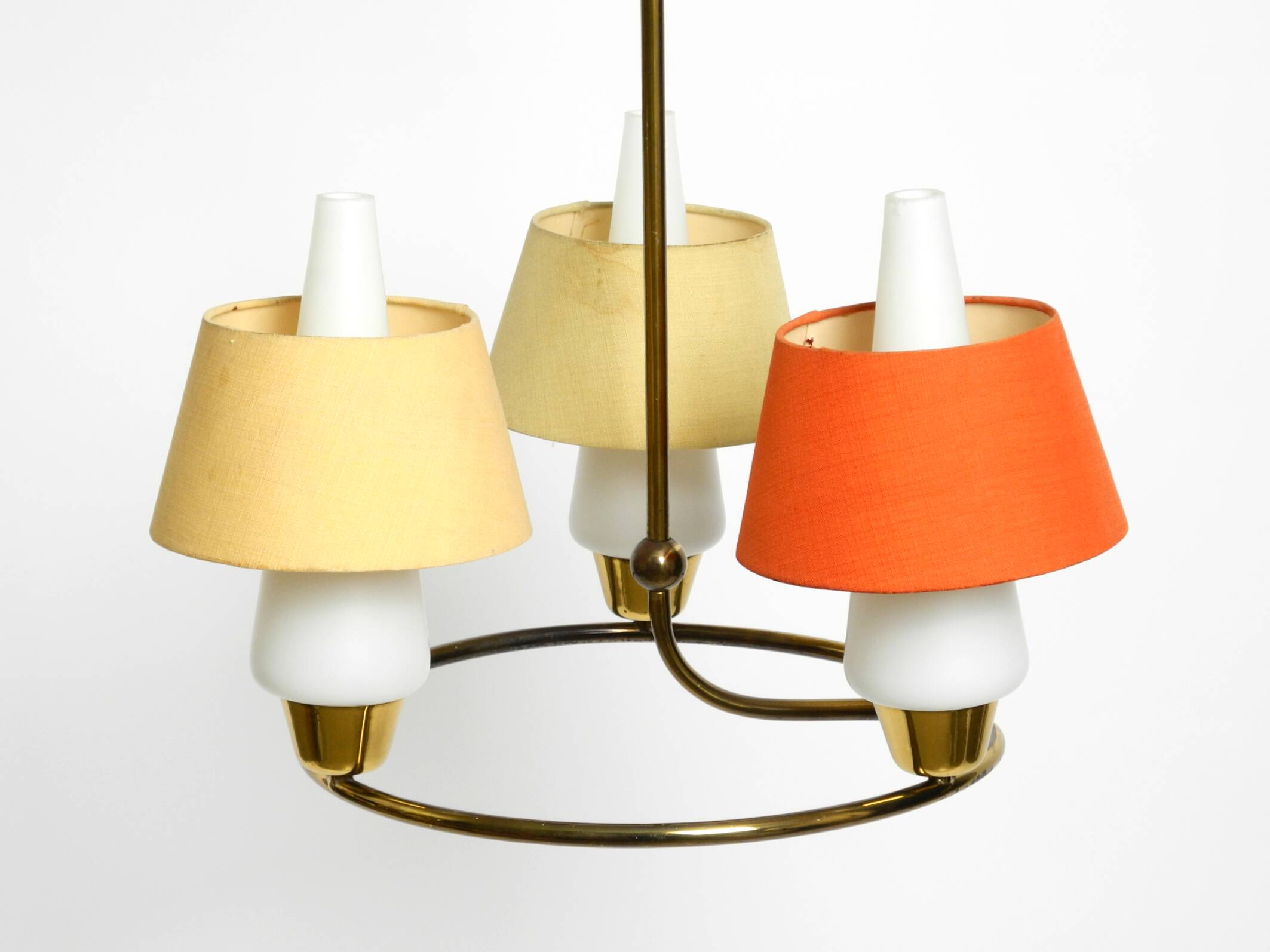Lampe de plafond en laiton du milieu du siècle avec des abat-jours en verre et en tissu par JT Kalmar