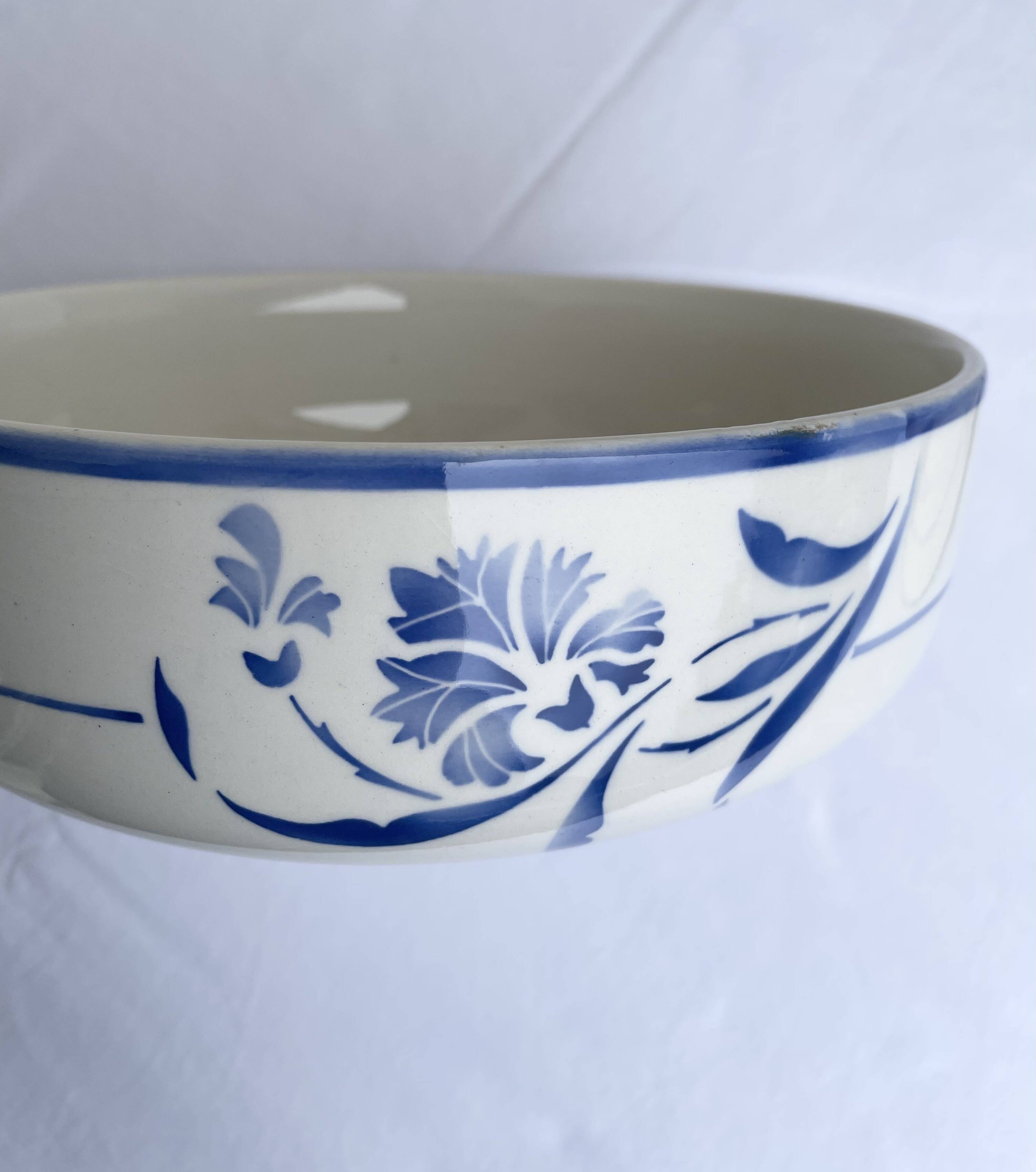 Antique GIEN soup tureen model "Alberic" from the 1940s.