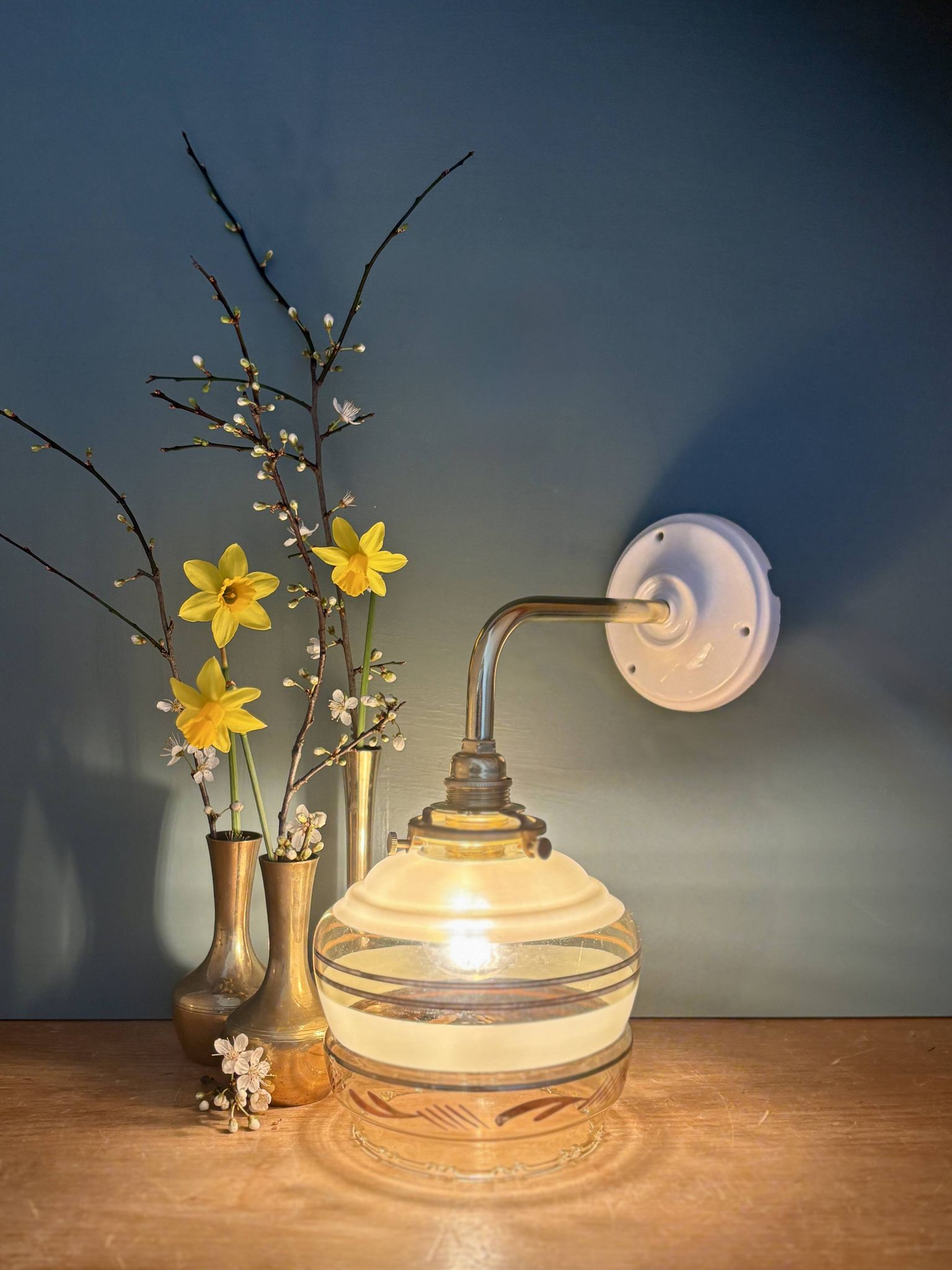 Applique coudée globe vintage en verre jaune et doré