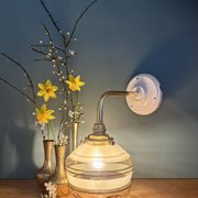 Applique coudée globe vintage en verre jaune et doré