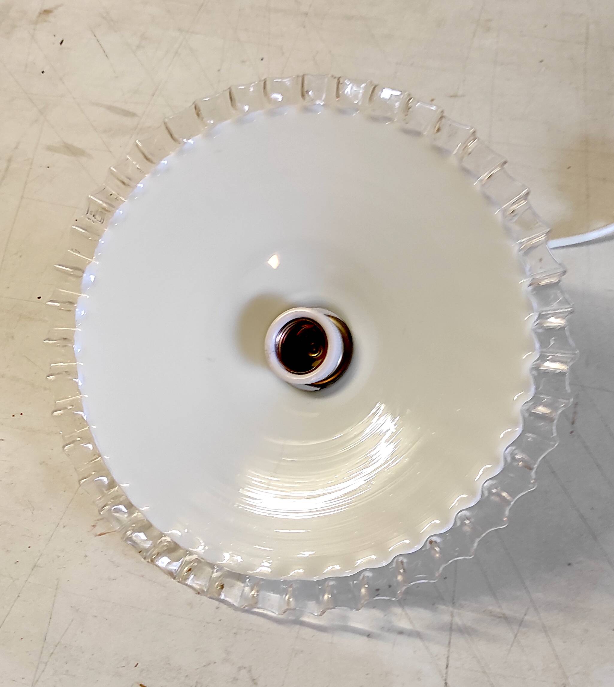 Pleated opaline lampshade with its fitting and E27 socket - mid 20th century.