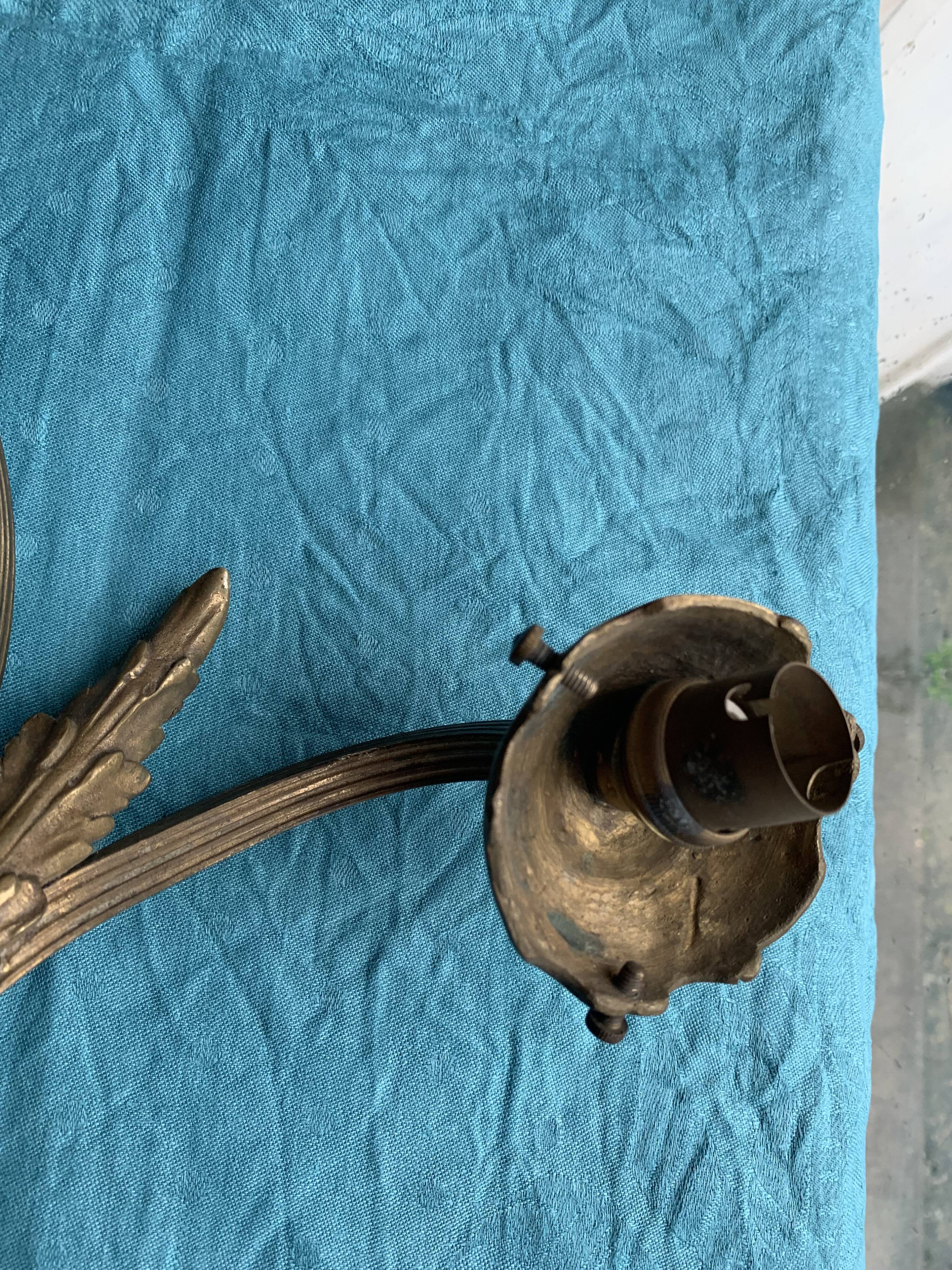 Double wall light in gold brass metal, vintage leaf pattern