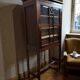Vitrine vintage en bois sur pieds / étagère