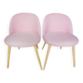 2  chaises -fauteuils scandinaves revêtus de tissus de couleur rose avec pied en bois hêtre très con