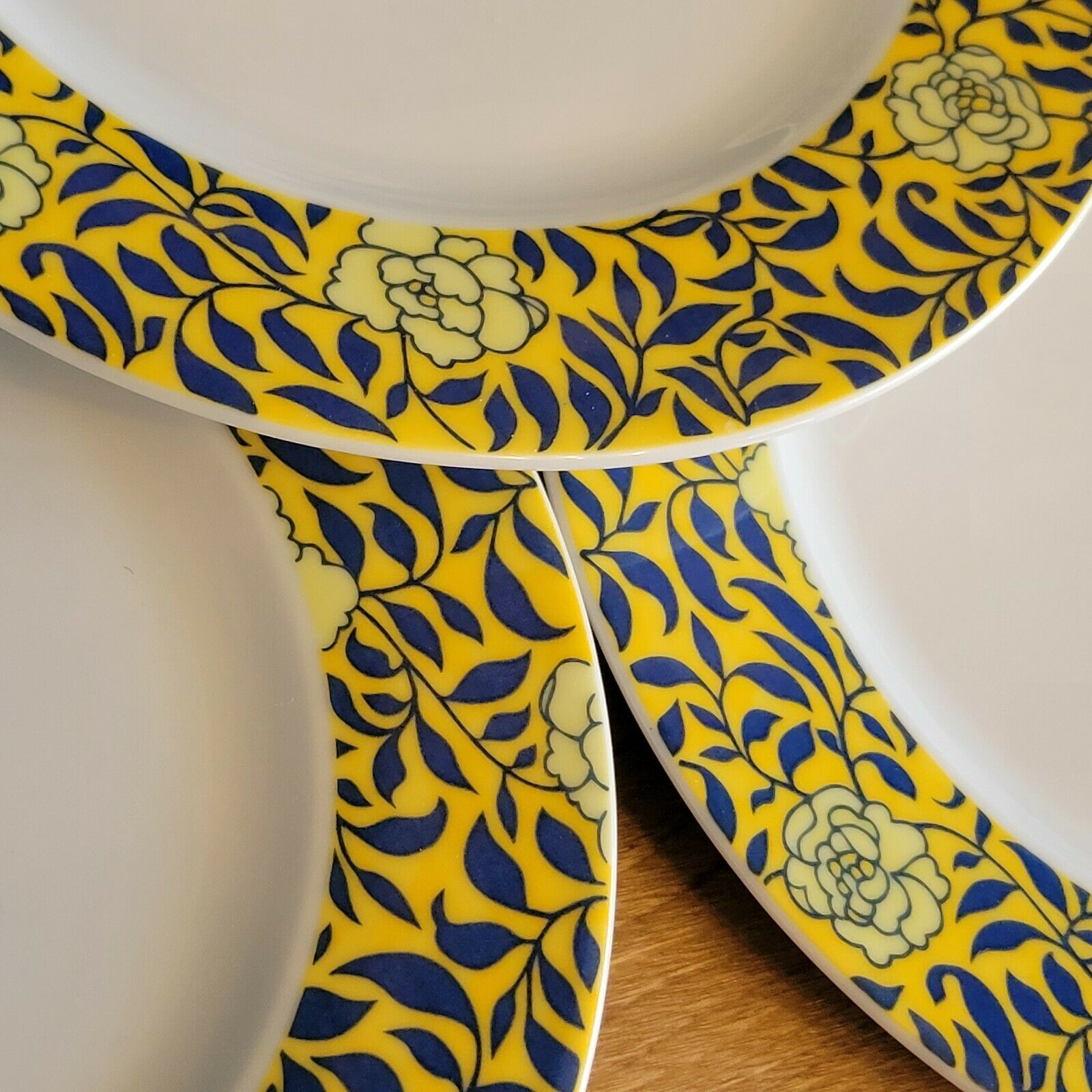 6 flat plates Cacharel floral decoration yellow and blue