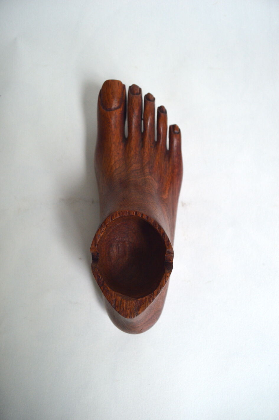 Cendrier pied en bois sculpté